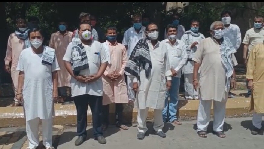 ભવિષ્યમાં ફરી કોઇ દેશના સાધુ સંતો પર આવા હૂમલા કરવાની કોશિષ ન કરે અને સનાતન ધર્મની રક્ષા માટે પણ તેમની સામે કડક કાર્યવાહી થવી જોઇએ તેવી મેગ સાથે સુરતના સાધુ સમાજ દ્વારા કલેકટર ઓફિસ જઈને વિરોધ નોંધવામાં આવ્યો હતો. જોકે મોરારિ બાપુનો વિવાદનો વંટોળ દિવસે ને દિવસે વધી રહ્યો છે. ત્યારે આગામી દિવસ હુમલો કરનાર સામે પગલાં નહિ લેવામાં આવે તો વધુ ઉગ્ર દેખાવની ચીમકી પણ ઉચ્ચારવામા આવી છે. ભવિષ્યમાં ફરી કોઇ દેશના સાધુ સંતો પર આવા હૂમલા કરવાની કોશિષ ન કરે અને સનાતન ધર્મની રક્ષા માટે પણ તેમની સામે કડક કાર્યવાહી થવી જોઇએ તેવી મેગ સાથે સુરતના સાધુ સમાજ દ્વારા કલેકટર ઓફિસ જઈને વિરોધ નોંધવામાં આવ્યો હતો. જોકે મોરારિ બાપુનો વિવાદનો વંટોળ દિવસે ને દિવસે વધી રહ્યો છે. ત્યારે આગામી દિવસ હુમલો કરનાર સામે પગલાં નહિ લેવામાં આવે તો વધુ ઉગ્ર દેખાવની ચીમકી પણ ઉચ્ચારવામા આવી છે.