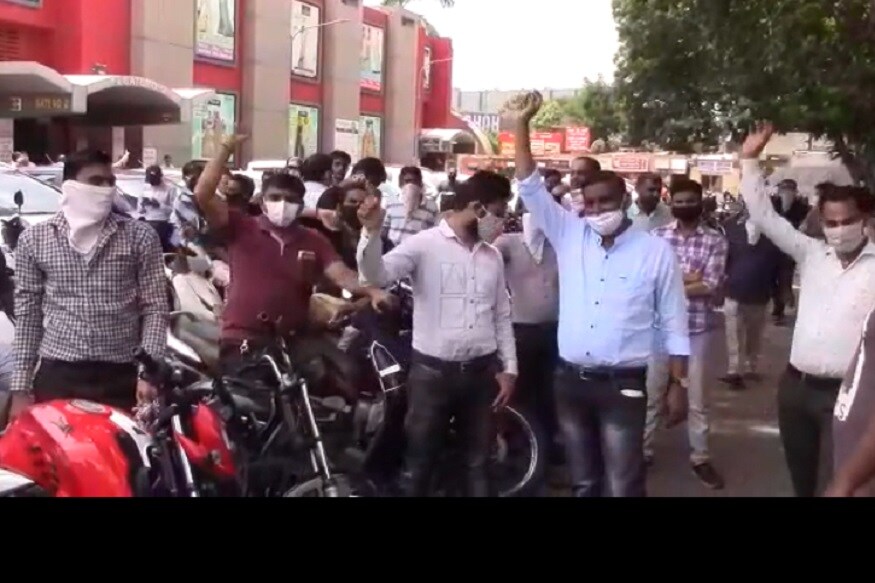 કિર્તેશ પટેલ, સુરત : કોરોના વાયરસને લઈને છેલ્લા ચાલી રહેલા લૉકડાઉન બાદ સુરતનાં વરાછા વિસ્તરમાં આવેલા ઉમરવાડામાં આવેલી બોમ્બે માર્કેટ વેપારી દ્વારા દેખાવો સાથે ધરણા કરવામાં આવ્યાં હતા. છેલ્લા કેટલાક દિવસથી આ મુદ્દે દેખાવો ચાલી રહ્યાં છે. આ લોકોની માંગ છે કે, લૉકડાઉનનાં કારણે ભાડું માફ કરવા સાથે આગામી દિવસોમાં ભાડામાં રાહતની માંગ છે. કિર્તેશ પટેલ, સુરત : કોરોના વાયરસને લઈને છેલ્લા ચાલી રહેલા લૉકડાઉન બાદ સુરતનાં વરાછા વિસ્તરમાં આવેલા ઉમરવાડામાં આવેલી બોમ્બે માર્કેટ વેપારી દ્વારા દેખાવો સાથે ધરણા કરવામાં આવ્યાં હતા. છેલ્લા કેટલાક દિવસથી આ મુદ્દે દેખાવો ચાલી રહ્યાં છે. આ લોકોની માંગ છે કે, લૉકડાઉનનાં કારણે ભાડું માફ કરવા સાથે આગામી દિવસોમાં ભાડામાં રાહતની માંગ છે.