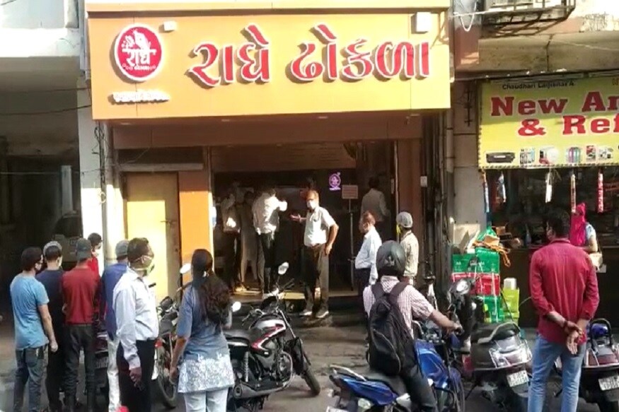 સુરત શહેરમાં (surat) કોરોનાના કેસોમાં સતત વધારો થઇ રહ્યો છે. દરોજ કેસ વધી રહ્યા છે. તેને લઇને તંત્રની સતત ચિંતા વધી અહીં છે. તેવામાં આ બીમારીથી બચવા માટે ખાસ માસ્ક પહેરવું અને સોશિયલ ડિસ્ટેન્સિંગનું પાલન કરવું અનિવાર્ય છે. સુરત શહેરમાં (surat) કોરોનાના કેસોમાં સતત વધારો થઇ રહ્યો છે. દરોજ કેસ વધી રહ્યા છે. તેને લઇને તંત્રની સતત ચિંતા વધી અહીં છે. તેવામાં આ બીમારીથી બચવા માટે ખાસ માસ્ક પહેરવું અને સોશિયલ ડિસ્ટેન્સિંગનું પાલન કરવું અનિવાર્ય છે.