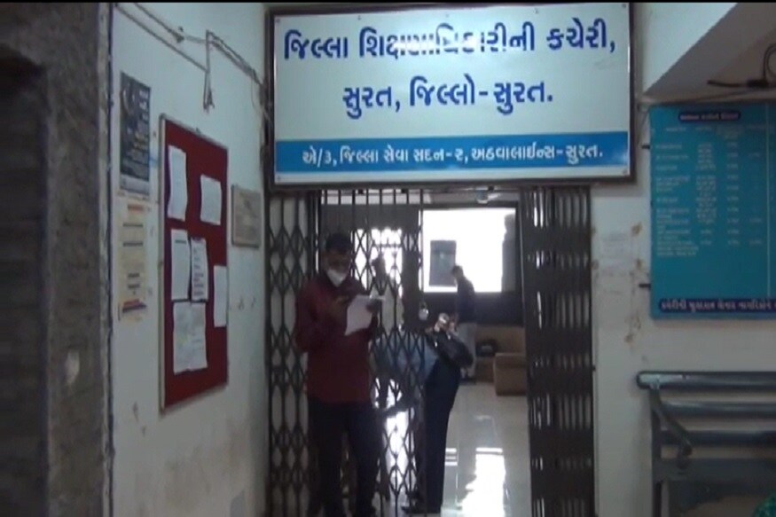 ત્યારે સરકારની આંખ ખુલે અને આવી શાળા સામે ફરિયાદ કરવા છતાંય જિલ્લા શિક્ષણ અધિકારી કોઈ પગલાં નથી લેતા અને ત્યારે આવા અધિકારી સુધી વાત પહોંચે અને એક્સન લે તે માટે આજે અલગ અલગ શાળાના વાલીઓ જિલ્લા શિક્ષણ અધિકારી કચેરી ખાતે પહોંચીને ઓફિસ બહાર ધરણા કરી વિરોધ નોંધાવ્યો હતો. ત્યારે સરકારની આંખ ખુલે અને આવી શાળા સામે ફરિયાદ કરવા છતાંય જિલ્લા શિક્ષણ અધિકારી કોઈ પગલાં નથી લેતા અને ત્યારે આવા અધિકારી સુધી વાત પહોંચે અને એક્સન લે તે માટે આજે અલગ અલગ શાળાના વાલીઓ જિલ્લા શિક્ષણ અધિકારી કચેરી ખાતે પહોંચીને ઓફિસ બહાર ધરણા કરી વિરોધ નોંધાવ્યો હતો.
