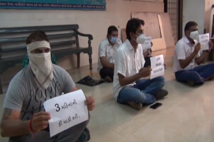 કોરોના વાયરસના (coronavirus) કારણે ચાલેલા લોકડાઉન (lockdown) બાદ હજી પણ શૈક્ષણિક સત્ર શરૂ થયું નથી. તેવામાં વાલીઓને શાળા દ્વારા ફીને (school fee) લઈને સતત શાળા દ્વારા દબાણ કરવામાં આવે છે. અને સરકાર દ્વારા જે ઓનલાઇન શિક્ષણ આપવામાં આવે છે તેનો સુરતમાં વાલીઓ સતત વિરોધ કરી રહ્યા છે. અને ફી માફ કરવા માટે અનેક વખત રજૂઆત કરવા છતાંય શિક્ષણ અધિકારી અને શાળા દ્વારા હેરાન ગતિને લઈએં આજે વાલીઓ જિલ્લા શિક્ષણ અધિકારીના કાને વાત જાય અને યોગ્ય કાર્યવાહી થાય તે માટે ધરણા પર બેસીને વિરોધ નોંધાવી રહ્યા છે. (કિર્તેશ પટેલ, સુરત) કોરોના વાયરસના (coronavirus) કારણે ચાલેલા લોકડાઉન (lockdown) બાદ હજી પણ શૈક્ષણિક સત્ર શરૂ થયું નથી. તેવામાં વાલીઓને શાળા દ્વારા ફીને (school fee) લઈને સતત શાળા દ્વારા દબાણ કરવામાં આવે છે. અને સરકાર દ્વારા જે ઓનલાઇન શિક્ષણ આપવામાં આવે છે તેનો સુરતમાં વાલીઓ સતત વિરોધ કરી રહ્યા છે. અને ફી માફ કરવા માટે અનેક વખત રજૂઆત કરવા છતાંય શિક્ષણ અધિકારી અને શાળા દ્વારા હેરાન ગતિને લઈએં આજે વાલીઓ જિલ્લા શિક્ષણ અધિકારીના કાને વાત જાય અને યોગ્ય કાર્યવાહી થાય તે માટે ધરણા પર બેસીને વિરોધ નોંધાવી રહ્યા છે. (કિર્તેશ પટેલ, સુરત)