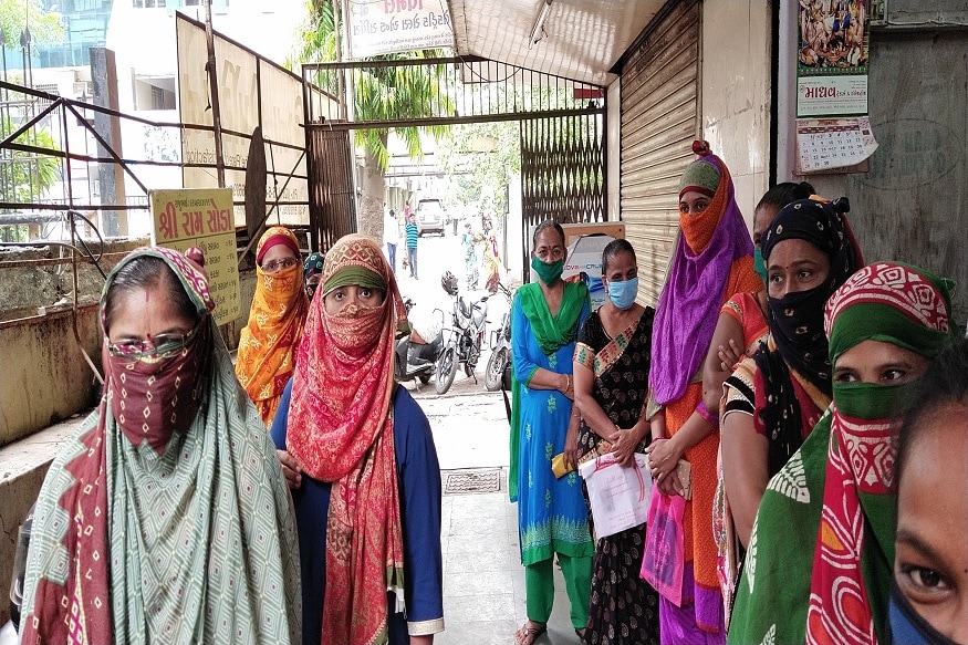 કોરોના વાયરસના કારણે લોકડાઉન તો આપવામાં આવ્યુ હતું ત્યારે સરકાર દ્વારા સમયે ઉધોગ પતિને પોતાને ત્યાં કામ કરતા કર્મચારીનો પગાર ના કાપવા અને નોકરીમાંથી કાઠી નહી મુકવાની અપીલ કરવામાં આવી હતી. કોરોના વાયરસના કારણે લોકડાઉન તો આપવામાં આવ્યુ હતું ત્યારે સરકાર દ્વારા સમયે ઉધોગ પતિને પોતાને ત્યાં કામ કરતા કર્મચારીનો પગાર ના કાપવા અને નોકરીમાંથી કાઠી નહી મુકવાની અપીલ કરવામાં આવી હતી.
