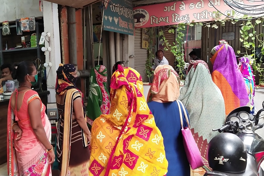 જેથી આ તમામ મહિલાને અટવાઈ જવાની વારી આવી હતી. પોતાના પરિવારને આર્થિક મદદ કરવા માટે કામ કરતી મહિલાની નોકરી છૂટી જતા પરિવાર મુશ્કેલી પડે તેવી પરિસ્થિતિમાં મૂકાઈ ગયા છે. જેથી આ તમામ મહિલાને અટવાઈ જવાની વારી આવી હતી. પોતાના પરિવારને આર્થિક મદદ કરવા માટે કામ કરતી મહિલાની નોકરી છૂટી જતા પરિવાર મુશ્કેલી પડે તેવી પરિસ્થિતિમાં મૂકાઈ ગયા છે.