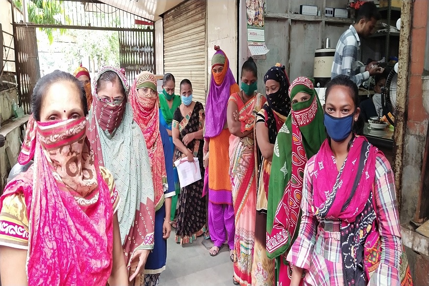 કોરોના વાયરસના (coronavirus)કારણે લાંબા ચાલેલા લોકડાઉન (lockdown) બાદ હાલમાં ઉધોગો શરૂ થયા છે. ત્યારે સુરતમાં આવેલા હીરા ઉધોગમાં સતત કારીગરો છૂટા કરવાની ફરિયાદો સામે આવી રહી છે. ત્યારે આજે વરાછા (varachha) વિસ્તરમાં આવેલા જેબી બ્રેધર નામની હીરા કંપનીમાંથી 15 જેટલી મહિલાને છૂટી કરવામાં આવતા આજે આ મહિલા મદદ માટે રત્નકલાકર સંઘની ઓફિસે મદદ માટે પોહચી હતી. (કિર્તેશ પટેલ, સુરત) કોરોના વાયરસના (coronavirus)કારણે લાંબા ચાલેલા લોકડાઉન (lockdown) બાદ હાલમાં ઉધોગો શરૂ થયા છે. ત્યારે સુરતમાં આવેલા હીરા ઉધોગમાં સતત કારીગરો છૂટા કરવાની ફરિયાદો સામે આવી રહી છે. ત્યારે આજે વરાછા (varachha) વિસ્તરમાં આવેલા જેબી બ્રેધર નામની હીરા કંપનીમાંથી 15 જેટલી મહિલાને છૂટી કરવામાં આવતા આજે આ મહિલા મદદ માટે રત્નકલાકર સંઘની ઓફિસે મદદ માટે પોહચી હતી. (કિર્તેશ પટેલ, સુરત)