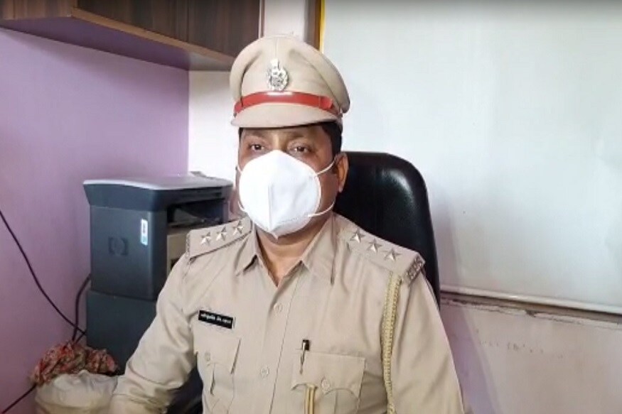 આ મામલે એસીપી પરમારે જણાવ્યું હતું કે છેલ્લા બે દિવસથી બેંક બંધ હોવાથી આ પૈસા પેટ્રોલ પમ્પ પર હતા. કર્મચારી સવારે તેના થેલામાં પૈસા લઈને નીકળ્યો હતો ત્યારે બે બાઇક પર ચાર જેટલા શખ્સો તેની પાસે આવ્યા હતા અને તેને આંતરી અને થેલો ઝૂંટવી નાસી ગયા હતા. આ મામલે એસીપી પરમારે જણાવ્યું હતું કે છેલ્લા બે દિવસથી બેંક બંધ હોવાથી આ પૈસા પેટ્રોલ પમ્પ પર હતા. કર્મચારી સવારે તેના થેલામાં પૈસા લઈને નીકળ્યો હતો ત્યારે બે બાઇક પર ચાર જેટલા શખ્સો તેની પાસે આવ્યા હતા અને તેને આંતરી અને થેલો ઝૂંટવી નાસી ગયા હતા.