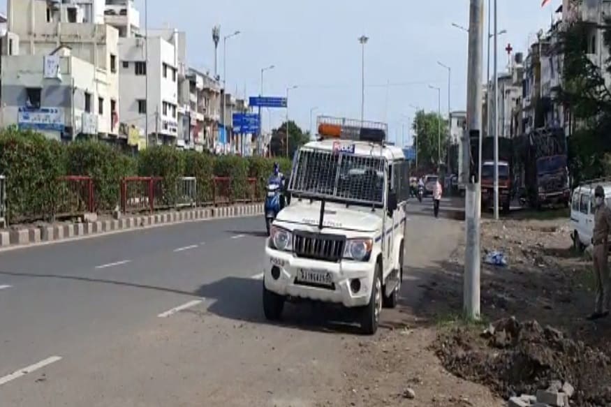 પેટ્રોલ પમ્પના કર્મચારીએ બુમાબુમ કરતા આસપાસના લોકો દોડી આવ્યા હતા. જોકે, લોકો આવે તે પહેલાં જ લૂંટારૂઓ થેલો આંચકીને નાસી ગયા હતા. કર્મચારીના જણાવ્યા મુજબ આ થેલામાં રૂપિયા 5.27 લાખની રોકડ રકમ હતી. પેટ્રોલ પમ્પના કર્મચારીએ બુમાબુમ કરતા આસપાસના લોકો દોડી આવ્યા હતા. જોકે, લોકો આવે તે પહેલાં જ લૂંટારૂઓ થેલો આંચકીને નાસી ગયા હતા. કર્મચારીના જણાવ્યા મુજબ આ થેલામાં રૂપિયા 5.27 લાખની રોકડ રકમ હતી.