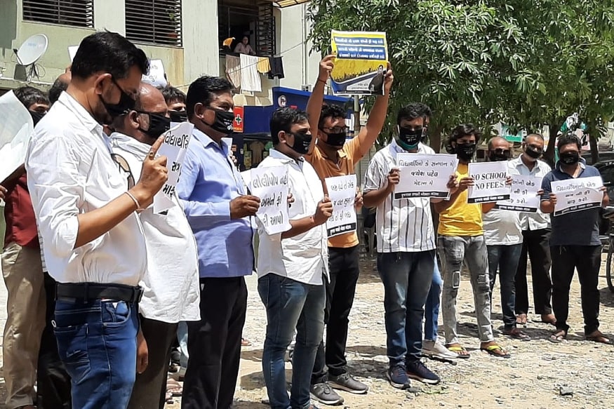 ત્યારે અમદાવાદ સહિત રાજ્યભરના વાલીઓએ શાળા સંચાલકો સામે મોરચો માંડ્યો છે. શાળા સંચાલકોની દાદાગીરી યથાવત રહેતા શાળા સંચાલકોની દાદાગીરી સામે વાલીઓ મક્કમ જોવા મળી રહ્યા છે. અમદાવાદના વાલીઓએ અનોખો વિરોધ કર્યો છે. ત્યારે અમદાવાદ સહિત રાજ્યભરના વાલીઓએ શાળા સંચાલકો સામે મોરચો માંડ્યો છે. શાળા સંચાલકોની દાદાગીરી યથાવત રહેતા શાળા સંચાલકોની દાદાગીરી સામે વાલીઓ મક્કમ જોવા મળી રહ્યા છે. અમદાવાદના વાલીઓએ અનોખો વિરોધ કર્યો છે.