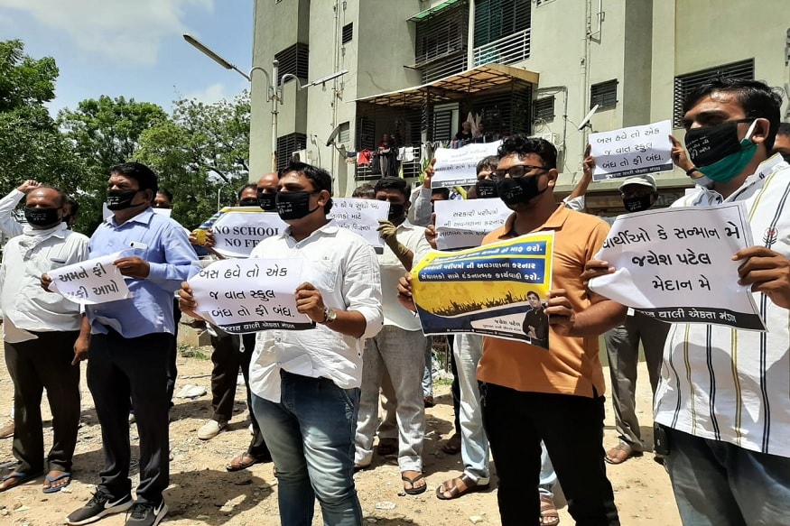 ગુજરાત વાલી એકતા મંડળ દ્વારા કાળા કલરના માસ્ક પહેરી શાળા સંચાલકોનો વિરોધ શરુ કર્યો છે. વાલીઓએ માસ્ક પર "બસ હવે સ્કૂલ બંધ તો ફી બંધ"નું સ્લોગન લખ્યું.કાળા માસ્ક પહેરી વાલીઓ વિરોધ કરવા નીકળ્યા છે. ગુજરાત વાલી એકતા મંડળ દ્વારા કાળા કલરના માસ્ક પહેરી શાળા સંચાલકોનો વિરોધ શરુ કર્યો છે. વાલીઓએ માસ્ક પર "બસ હવે સ્કૂલ બંધ તો ફી બંધ"નું સ્લોગન લખ્યું.કાળા માસ્ક પહેરી વાલીઓ વિરોધ કરવા નીકળ્યા છે.
