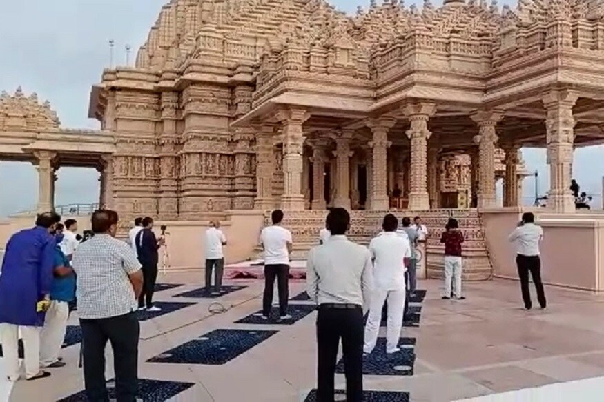 21 જુન યોગ દિવસ નિમિત્તે લોકો પોતાના ઘેર રહીને યોગાસન કરી શકે અને યોગા અંગેનું માર્ગદર્શન મેળવી શકે તે હેતુથી ખોડલધામ ટ્રસ્ટ કાગવડ દ્વારા દર વર્ષે 21 જુનના રોજ આંતરરાષ્ટ્રીય યોગ દિવસની ઉજવણી કરવામાં આવે છે. પરંતુ હાલ કોરોના વાયરસની મહામારીના કારણે સોશિયલ ડિસ્ટન્સનું પાલન જરૂર હોય ઉજવણી શક્ય નથી. 21 જુન યોગ દિવસ નિમિત્તે લોકો પોતાના ઘેર રહીને યોગાસન કરી શકે અને યોગા અંગેનું માર્ગદર્શન મેળવી શકે તે હેતુથી ખોડલધામ ટ્રસ્ટ કાગવડ દ્વારા દર વર્ષે 21 જુનના રોજ આંતરરાષ્ટ્રીય યોગ દિવસની ઉજવણી કરવામાં આવે છે. પરંતુ હાલ કોરોના વાયરસની મહામારીના કારણે સોશિયલ ડિસ્ટન્સનું પાલન જરૂર હોય ઉજવણી શક્ય નથી.