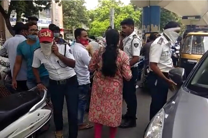 સુરતમાં એક દંપતી (couple fight) જાહેર રોડ પર હાથાપાઈ પર આવી ગયું હતું. જેને લઈને ટ્રાફિક જામના દ્રશ્યો સર્જાતા કોર્ટ બિલ્ડિંગ નજીક ટી.આર.બી જવાન દંપતીને છોડાવા જતા આ દંપતી દ્વારા ટ્રાફિક ફરજ (Traffic duty) પરના ટી.આર.બી જવાનો કોલર પકડી ગાળો ભરડી હતી અને ટી.આર.બી જવાનને બેથી ત્રણ તમાચા મારી દેવામાં આવ્યા હતા અને મોબાઈલ ફોન (Mobile phone) પણ તોડી નાખવામાં આવતા ટી.આર.બી જવાન ને ધર્મ કરવા જતા ધાર પડી ગયા હોય તેવો ઘાટ થયો હતો. (કિર્તેશ પટેલ, સુરત) સુરતમાં એક દંપતી (couple fight) જાહેર રોડ પર હાથાપાઈ પર આવી ગયું હતું. જેને લઈને ટ્રાફિક જામના દ્રશ્યો સર્જાતા કોર્ટ બિલ્ડિંગ નજીક ટી.આર.બી જવાન દંપતીને છોડાવા જતા આ દંપતી દ્વારા ટ્રાફિક ફરજ (Traffic duty) પરના ટી.આર.બી જવાનો કોલર પકડી ગાળો ભરડી હતી અને ટી.આર.બી જવાનને બેથી ત્રણ તમાચા મારી દેવામાં આવ્યા હતા અને મોબાઈલ ફોન (Mobile phone) પણ તોડી નાખવામાં આવતા ટી.આર.બી જવાન ને ધર્મ કરવા જતા ધાર પડી ગયા હોય તેવો ઘાટ થયો હતો. (કિર્તેશ પટેલ, સુરત)