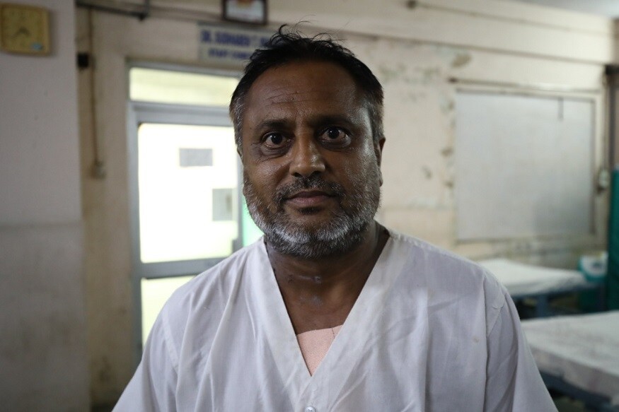 કચ્છના દિલિપસિંહને છેલ્લા એક વર્ષથી છાતીના ભાગમાં અસહ્ય દુખાવો થઈ રહ્યો હતો. જે કારણોસર 12 જેટલી ખાનગી હૉસ્પિટલમાં નિદાનની ઉમ્મીદ સેવીને સારવાર માટે તપાસ કરાવી પરંતુ દરેક જગ્યાએથી નાઉમેદી જ હાથે વળગી. છેલ્લે અમદાવાદ સિવિલ સ્થિત કેન્સર હોસ્પિટલમાં સારવાર કરાવવાનો મક્કમ નિર્ધાર કરી હૉસ્પિટલ ખાતે આવી પહોંચ્યા. કચ્છના દિલિપસિંહને છેલ્લા એક વર્ષથી છાતીના ભાગમાં અસહ્ય દુખાવો થઈ રહ્યો હતો. જે કારણોસર 12 જેટલી ખાનગી હૉસ્પિટલમાં નિદાનની ઉમ્મીદ સેવીને સારવાર માટે તપાસ કરાવી પરંતુ દરેક જગ્યાએથી નાઉમેદી જ હાથે વળગી. છેલ્લે અમદાવાદ સિવિલ સ્થિત કેન્સર હોસ્પિટલમાં સારવાર કરાવવાનો મક્કમ નિર્ધાર કરી હૉસ્પિટલ ખાતે આવી પહોંચ્યા.