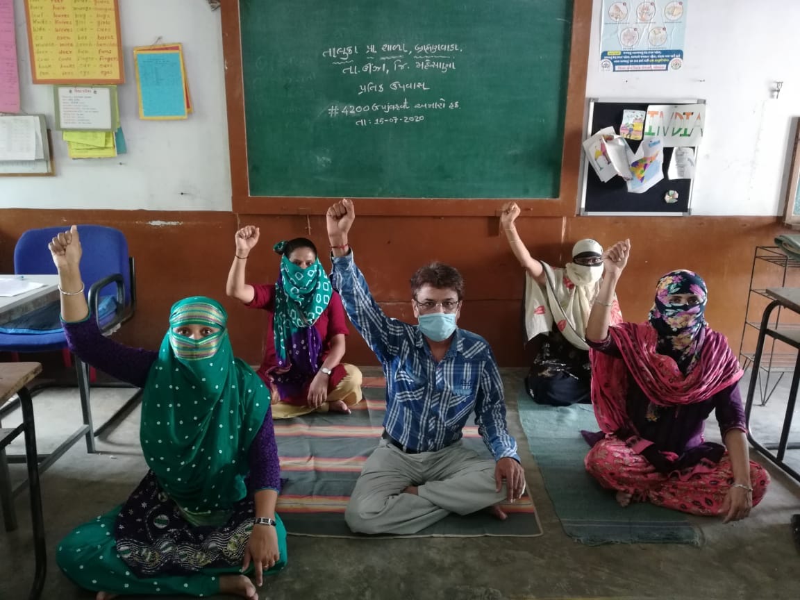 જુદા જુદા સાંસદ સભ્ય, ધારાસભ્યો અને સામાજિક આગેવાનો એ પણ શિક્ષકોના આ પ્રશ્નને લઈ રાજ્ય સરકારને રજુઆત કરી છે. તો રાજ્ય અને જિલ્લા પ્રાથમિક સંઘ દ્વારા પણ રજુઆત થઈ છે. તેમ છતાં હજુ સુધી રાજ્ય સરકારનું પેટનું પાણી ન હાલતા આજે સમગ્ર ગુજરાતમાં 6 હજારથી વધુ શિક્ષકો પોતાની શાળા અને ઘર પર એક દિવસનો પ્રતિક ઉપવાસ કરી રહ્યા છે. જુદા જુદા સાંસદ સભ્ય, ધારાસભ્યો અને સામાજિક આગેવાનો એ પણ શિક્ષકોના આ પ્રશ્નને લઈ રાજ્ય સરકારને રજુઆત કરી છે. તો રાજ્ય અને જિલ્લા પ્રાથમિક સંઘ દ્વારા પણ રજુઆત થઈ છે. તેમ છતાં હજુ સુધી રાજ્ય સરકારનું પેટનું પાણી ન હાલતા આજે સમગ્ર ગુજરાતમાં 6 હજારથી વધુ શિક્ષકો પોતાની શાળા અને ઘર પર એક દિવસનો પ્રતિક ઉપવાસ કરી રહ્યા છે.