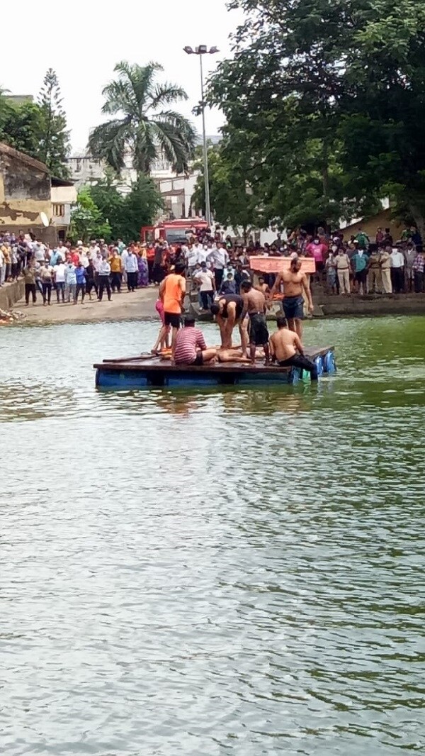 સુરત શહેરના છેવાડે આવેલા ઇચ્છાપોર ગામમાં આજે ગામ તળાવમાં ન્હાવા બે યુવાનો પડ્યા હતા. જોકે જોત જોતામાં આ બંન્ને યુવાન પાણીમાં અચાનક ગરકાઉ થઈ ગયા હતા. સ્થાનિક લોકો નજીક હતા તે સમયે આ યુવાનો ડૂબતા ડૂબતા બૂમાબૂમ કરી નાખતા સ્થાનિક લોકો તત્કાલિક દોડી આવ્યા હતા. સુરત શહેરના છેવાડે આવેલા ઇચ્છાપોર ગામમાં આજે ગામ તળાવમાં ન્હાવા બે યુવાનો પડ્યા હતા. જોકે જોત જોતામાં આ બંન્ને યુવાન પાણીમાં અચાનક ગરકાઉ થઈ ગયા હતા. સ્થાનિક લોકો નજીક હતા તે સમયે આ યુવાનો ડૂબતા ડૂબતા બૂમાબૂમ કરી નાખતા સ્થાનિક લોકો તત્કાલિક દોડી આવ્યા હતા.