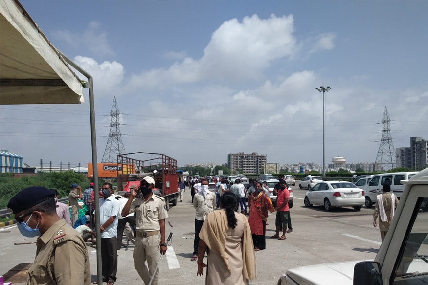 અહીં આરોગ્ય વિભાગની ટીમ દ્વારા તેની તપાસ કરીને જો તેને સારવારની જરૂર હોય તો હૉસ્પિટલ મોકલવામાં આવશે નહીં તો તેને હોમ ક્વૉરન્ટીન કરવામાં આવશે. જો કોઈપણ વ્યક્તિના ટેસ્ટ નેગેટિવ આવે તો તેને અમદાવાદમાં પ્રવેશ આપવામાં આવી રહ્યો છે. અહીં આરોગ્ય વિભાગની ટીમ દ્વારા તેની તપાસ કરીને જો તેને સારવારની જરૂર હોય તો હૉસ્પિટલ મોકલવામાં આવશે નહીં તો તેને હોમ ક્વૉરન્ટીન કરવામાં આવશે. જો કોઈપણ વ્યક્તિના ટેસ્ટ નેગેટિવ આવે તો તેને અમદાવાદમાં પ્રવેશ આપવામાં આવી રહ્યો છે.