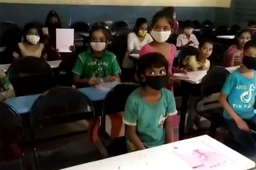 અમદાવાદ : હાલ કોરોનાની મહામારી (Corona Pandemic)ને પગલે આખા દેશમાં સ્કૂલ (School) અને કૉલેજો બંધ રાખવામાં આવી છે. ગુજરાતમાં પણ હાલ સ્કૂલ-કૉલેજો શરૂ કરવાની મંજૂરી નથી આપવામાં આવી. આ ઉપરાંત વિદ્યાર્થીઓને સ્કૂલ કે કૉલેજ બોલાવવા પર પણ પ્રતિબંધ મૂકી દેવામાં આવ્યો છે. બીજી તરફ અમદાવાદ મ્યુનિસિપલ કોર્પોરેશન (Ahmedabad Municipal Corporation) હસ્તકની એક સ્કૂલમાં બંધ બારણે પરીક્ષા (Examination) લેવામાં આવી રહી હોવાની માહિતી સામે આવી છે. આ મામલે વીડિયો પણ સામે આવ્યો છે. બીજા એક બનાવમાં અમદાવાદના 16 શિક્ષકોનો કોરોના રિપોર્ટ પોઝિટિવ હોવાનો સમાચાર આવ્યા છે. આ શિક્ષકોને ડોર ટૂ ડોર સર્વેની કામગીરી સોંપવામાં આવી હતી. આ તમામ શિક્ષકો અમદાવાદ નગર પ્રાથમિક સ્કૂલના હોવાનું માલુમ પડ્યું છે. અમદાવાદ : હાલ કોરોનાની મહામારી (Corona Pandemic)ને પગલે આખા દેશમાં સ્કૂલ (School) અને કૉલેજો બંધ રાખવામાં આવી છે. ગુજરાતમાં પણ હાલ સ્કૂલ-કૉલેજો શરૂ કરવાની મંજૂરી નથી આપવામાં આવી. આ ઉપરાંત વિદ્યાર્થીઓને સ્કૂલ કે કૉલેજ બોલાવવા પર પણ પ્રતિબંધ મૂકી દેવામાં આવ્યો છે. બીજી તરફ અમદાવાદ મ્યુનિસિપલ કોર્પોરેશન (Ahmedabad Municipal Corporation) હસ્તકની એક સ્કૂલમાં બંધ બારણે પરીક્ષા (Examination) લેવામાં આવી રહી હોવાની માહિતી સામે આવી છે. આ મામલે વીડિયો પણ સામે આવ્યો છે. બીજા એક બનાવમાં અમદાવાદના 16 શિક્ષકોનો કોરોના રિપોર્ટ પોઝિટિવ હોવાનો સમાચાર આવ્યા છે. આ શિક્ષકોને ડોર ટૂ ડોર સર્વેની કામગીરી સોંપવામાં આવી હતી. આ તમામ શિક્ષકો અમદાવાદ નગર પ્રાથમિક સ્કૂલના હોવાનું માલુમ પડ્યું છે.