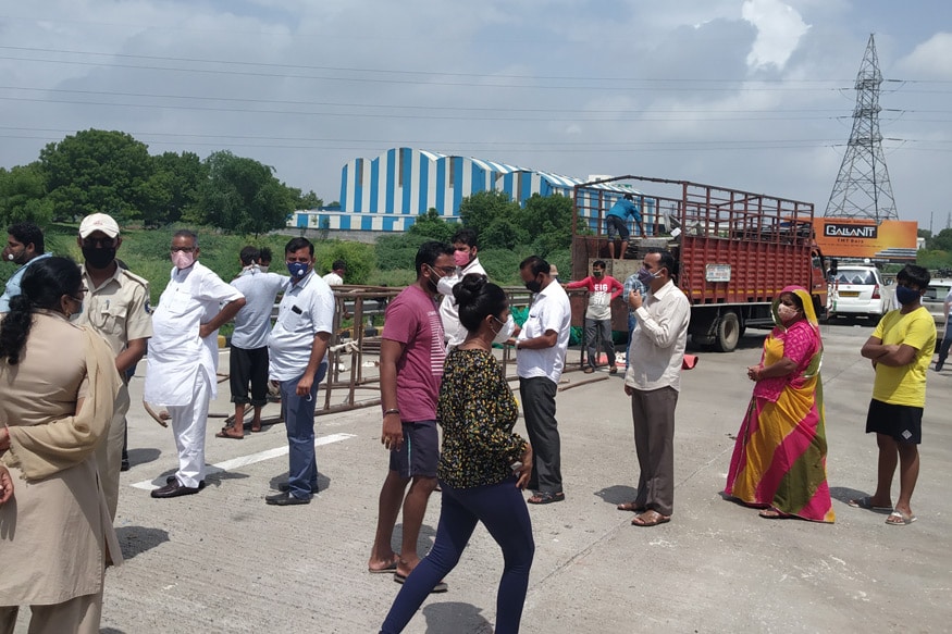 ઋત્વીજ સોની, અમદાવાદ : અમદાવાદ (Ahmedabad) બાદ હવે સુરત (Surat) શહેરમાં પણ કોરોના (Coronavirus)એ કહેર મચાવ્યો છે. સુરતમાં છેલ્લા કેટલાક દિવસની વાત કરીએ તો કોરોના પોઝિટિવ કેસ (Corona Positive Case)નો આંકડો સતત વધી રહ્યો છે. ત્યારે અમદાવાદમાં કોઈ સંક્રમણ ન થાય તે માટે અમદાવાદ મ્યુનિસિપલ કોર્પોરેશન (Ahmeabad Municipal Corporation) ટીમ સજ્જ થઈ ગઈ છે. આ મામલે એએમસી તરફથી એક મહત્ત્વનો નિર્ણય લેવામાં આવ્યો છે. ઋત્વીજ સોની, અમદાવાદ : અમદાવાદ (Ahmedabad) બાદ હવે સુરત (Surat) શહેરમાં પણ કોરોના (Coronavirus)એ કહેર મચાવ્યો છે. સુરતમાં છેલ્લા કેટલાક દિવસની વાત કરીએ તો કોરોના પોઝિટિવ કેસ (Corona Positive Case)નો આંકડો સતત વધી રહ્યો છે. ત્યારે અમદાવાદમાં કોઈ સંક્રમણ ન થાય તે માટે અમદાવાદ મ્યુનિસિપલ કોર્પોરેશન (Ahmeabad Municipal Corporation) ટીમ સજ્જ થઈ ગઈ છે. આ મામલે એએમસી તરફથી એક મહત્ત્વનો નિર્ણય લેવામાં આવ્યો છે.