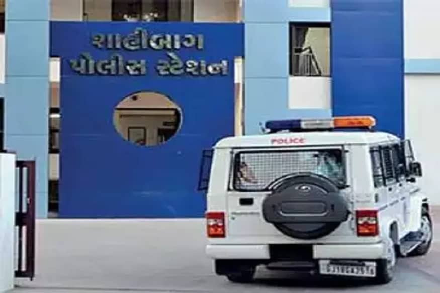 કોરોના વાયરસના (coronavirus) લીધે થયેલા લોકડાઉનમાં (lockdown) અનેક લોકો બેરોજગાર બન્યા છે. ત્યારે કેટલાક લોકો ગુનાખોરીના રસ્તે વળ્યા છે. ત્યારે લોકો સાથે છેતરપિંડી (Fraud) કરવાની અલગ અલગ રીતો પણ અપનાવીને લોકોને ચુનો લગાવી રહ્યા છે. આવો જ એક કિસ્સો અમદાવાદમાં (Ahmedabad) બન્યો છે. જ્યાં એક યુવકને ATM લગાવવાની લાલચ ભારે પડી હતી. અમદાવાદ શહેરના શાહીબાગ વિસ્તારમાં ATM ઇન્સ્ટોલ કરવાનું કહીને યુવક પાસેથી અગત્યના દસ્તાવેજો ઉપરાંત રૂપિયા 3 લાખ 59 હજાર પડાવી લેતા પોલીસ ફરિયાદ (police complaint) દાખલ થઈ છે. (ઋત્વિજ સોની, અમદાવાદ) (ફાઈલ તસવીર) કોરોના વાયરસના (coronavirus) લીધે થયેલા લોકડાઉનમાં (lockdown) અનેક લોકો બેરોજગાર બન્યા છે. ત્યારે કેટલાક લોકો ગુનાખોરીના રસ્તે વળ્યા છે. ત્યારે લોકો સાથે છેતરપિંડી (Fraud) કરવાની અલગ અલગ રીતો પણ અપનાવીને લોકોને ચુનો લગાવી રહ્યા છે. આવો જ એક કિસ્સો અમદાવાદમાં (Ahmedabad) બન્યો છે. જ્યાં એક યુવકને ATM લગાવવાની લાલચ ભારે પડી હતી. અમદાવાદ શહેરના શાહીબાગ વિસ્તારમાં ATM ઇન્સ્ટોલ કરવાનું કહીને યુવક પાસેથી અગત્યના દસ્તાવેજો ઉપરાંત રૂપિયા 3 લાખ 59 હજાર પડાવી લેતા પોલીસ ફરિયાદ (police complaint) દાખલ થઈ છે. (ઋત્વિજ સોની, અમદાવાદ) (ફાઈલ તસવીર)