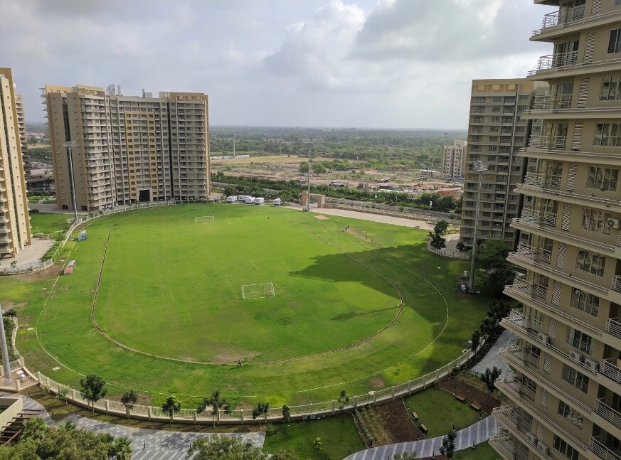 મહિલા અને તેના પતિ સોસાયટીમાં જતાં જ સોસાયટીના ચેરમેન અંકિતા તિવારી તેના પતિ રાજુ મિશ્રા, ફોન કરનાર વ્યક્તિ આશિષ શર્મા સોસાયટીના ચેરમેન અને અન્ય બે વ્યક્તિઓ ત્યાં હાજર હતાં. આ દરમિયાન આશિષ શર્મા નામના વ્યક્તિએ ફરિયાદીને કહેલ કે તે અંકિતાને શા માટે whatsapp ગ્રુપમાં એડ કરી છે. (પ્રતિકાત્મક તસવીર) મહિલા અને તેના પતિ સોસાયટીમાં જતાં જ સોસાયટીના ચેરમેન અંકિતા તિવારી તેના પતિ રાજુ મિશ્રા, ફોન કરનાર વ્યક્તિ આશિષ શર્મા સોસાયટીના ચેરમેન અને અન્ય બે વ્યક્તિઓ ત્યાં હાજર હતાં. આ દરમિયાન આશિષ શર્મા નામના વ્યક્તિએ ફરિયાદીને કહેલ કે તે અંકિતાને શા માટે whatsapp ગ્રુપમાં એડ કરી છે. (પ્રતિકાત્મક તસવીર)
