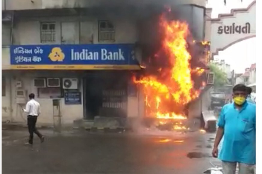 અમદાવાદમાં સવારે ધીમીધારે પડેલા વરસાદ (Ahmedabad Rain) વચ્ચે આગનો બનાવ સામે આવ્યો છે. આ આગ કોઈ ફેક્ટરીમાં નહીં પરંતુ એક એટીએમ (ATM)માં લાગી છે. આગને પગલે એટીએમમાં રહેલી ચલણી નોટો બળીને ખાખ થઈ ગઈ છે. ફાયરબ્રિગેડ (Ahmedabad Fire Brigade)ની ટીમે ઘટનાસ્થળે પહોંચીને આગ પર કાબૂમાં મેળવી આગને આસપાસની દુકાનોમાં પ્રસરતી અટકાવી હતી. અમદાવાદમાં સવારે ધીમીધારે પડેલા વરસાદ (Ahmedabad Rain) વચ્ચે આગનો બનાવ સામે આવ્યો છે. આ આગ કોઈ ફેક્ટરીમાં નહીં પરંતુ એક એટીએમ (ATM)માં લાગી છે. આગને પગલે એટીએમમાં રહેલી ચલણી નોટો બળીને ખાખ થઈ ગઈ છે. ફાયરબ્રિગેડ (Ahmedabad Fire Brigade)ની ટીમે ઘટનાસ્થળે પહોંચીને આગ પર કાબૂમાં મેળવી આગને આસપાસની દુકાનોમાં પ્રસરતી અટકાવી હતી.