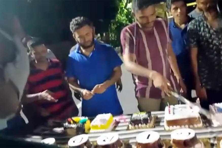 હર્મેશ સુખડિયા, અમદાવાદ : શહેર (Ahmedabad City)માં એક બાદ એક રોડ પર એકઠા થઈને તલવારથી કૅક કટિંગ કરવાની જાણે ફેશન ચાલી છે. લૉકડાઉનમાં કર્ફ્યૂના સમયે જ 20થી વધુ લોકોએ ભેગા મળીને બાપુનગર વિસ્તાર (Bapunagar)માં તલવારથી કૅક કટિંગ (Cake Cutting by Sword)કરવાનો વીડિયો વાયરલ (Viral Video) થયો હતો. આ અંગે પોલીસે હરકતમાં આવી હતી અને કૅક કટિંગ કરનારા બે લોકોની ધરપકડ કરી છે. હર્મેશ સુખડિયા, અમદાવાદ : શહેર (Ahmedabad City)માં એક બાદ એક રોડ પર એકઠા થઈને તલવારથી કૅક કટિંગ કરવાની જાણે ફેશન ચાલી છે. લૉકડાઉનમાં કર્ફ્યૂના સમયે જ 20થી વધુ લોકોએ ભેગા મળીને બાપુનગર વિસ્તાર (Bapunagar)માં તલવારથી કૅક કટિંગ (Cake Cutting by Sword)કરવાનો વીડિયો વાયરલ (Viral Video) થયો હતો. આ અંગે પોલીસે હરકતમાં આવી હતી અને કૅક કટિંગ કરનારા બે લોકોની ધરપકડ કરી છે.