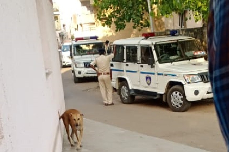 હર્મેશ સુખડિયા, અમદાવાદ : શહેરના (ahmedabad) એક પોલીસસ્ટેશનમાં વૃદ્ધ પિતાએ (Father) તેમના પુત્ર (son) અને પુત્રવધુ (Daughter in law) સામે ફરિયાદ નોંધાવી છે. આ વૃદ્ધએ આક્ષેપ કર્યો છે કે લાઈટબીલ આવતા અમુક રૂપિયા તેમણે પુત્રને આપ્યા હતા અને અમુક રૂપિયા બાકી હોવાથી બંનેએ ઝઘડો કરી ઘરમાંથી કાઢી મુકવાની ધમકી આપી હતી. મકાન માલિક આ વૃદ્ધ હોવા છતાંય બાથરૂમને લોક મારી રોડ પર લાવી દેવાની બંનેએ ધમકી આપતા ન છૂટકે વૃદ્ધએ પોલીસનો સહારો લઈને પુત્ર અને પુત્રવધુ સામે (Father lodged FIR) ફરિયાદ નોંધાવી છે. પ્રતિકાત્મક તસવીર હર્મેશ સુખડિયા, અમદાવાદ : શહેરના (ahmedabad) એક પોલીસસ્ટેશનમાં વૃદ્ધ પિતાએ (Father) તેમના પુત્ર (son) અને પુત્રવધુ (Daughter in law) સામે ફરિયાદ નોંધાવી છે. આ વૃદ્ધએ આક્ષેપ કર્યો છે કે લાઈટબીલ આવતા અમુક રૂપિયા તેમણે પુત્રને આપ્યા હતા અને અમુક રૂપિયા બાકી હોવાથી બંનેએ ઝઘડો કરી ઘરમાંથી કાઢી મુકવાની ધમકી આપી હતી. મકાન માલિક આ વૃદ્ધ હોવા છતાંય બાથરૂમને લોક મારી રોડ પર લાવી દેવાની બંનેએ ધમકી આપતા ન છૂટકે વૃદ્ધએ પોલીસનો સહારો લઈને પુત્ર અને પુત્રવધુ સામે (Father lodged FIR) ફરિયાદ નોંધાવી છે. પ્રતિકાત્મક તસવીર