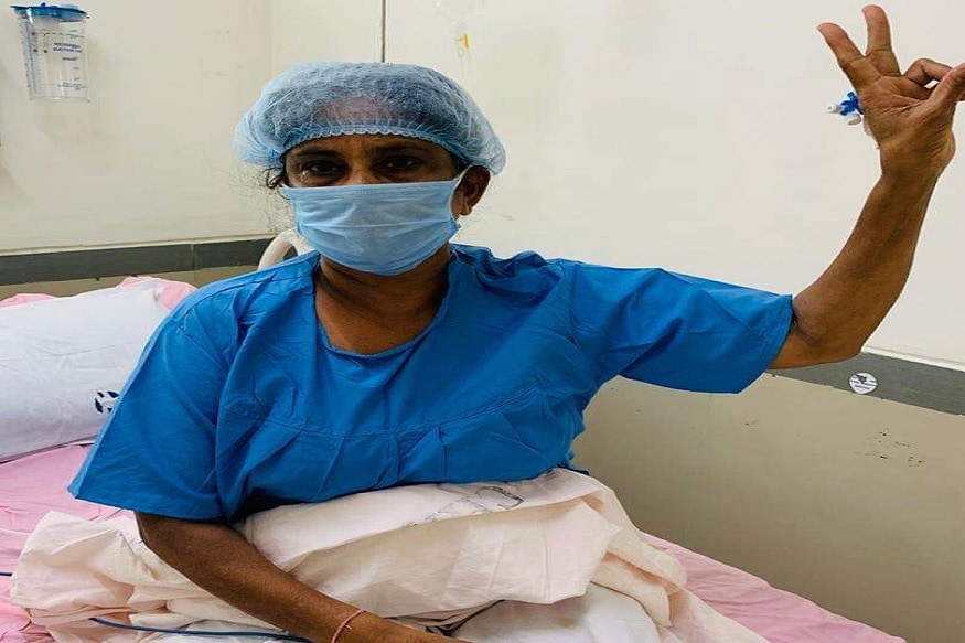 કોરોના વાયરસ (coronavirus) સામે લડતી વખતે અમદાવાદ સિવિલના (Ahmedabad civil) હેડ નર્સ કોરોના વાયરસમાં સપડાયા હતા. જોકે, તેમનો જુસ્સા સાથે હિંમ્મતભેર કોવિડ-19 (covid-19) સામે ઝઝૂમ્યા હતા. અને કોરોનાના મ્હાત આપીને તેઓ ઘરે પરત ફર્યા હતા. આ હેડ નર્સનું (head nurse) નામ સરલાબેન મોદી છે. જ્યારે પણ સરલાબેનને કોરોના ડ્યૂટી સોંપી તેઓએ બાહોશીપૂર્વક નિભાવી. 2 તબક્કામાં કોરોનામાં ફરજ બજાવી. 10 દિવસની ફરજ દરમિયાન બીજા તબક્કામાં હતા ત્યારે કોરોનાથી સંક્રમિત થયા પરંતુ જુસ્સો ઓછો ન થયો. સારવાર દરમિયાન પણ એક જ વસ્તુ કહેતા. મારે જલ્દી સાજા થઇને ફરજ પરત ફરવું છે. મારા સિવિલ હોસ્પિટલને મારી જરૂર છે. (મયુર માંકડિયા, અમદાવાદ) કોરોના વાયરસ (coronavirus) સામે લડતી વખતે અમદાવાદ સિવિલના (Ahmedabad civil) હેડ નર્સ કોરોના વાયરસમાં સપડાયા હતા. જોકે, તેમનો જુસ્સા સાથે હિંમ્મતભેર કોવિડ-19 (covid-19) સામે ઝઝૂમ્યા હતા. અને કોરોનાના મ્હાત આપીને તેઓ ઘરે પરત ફર્યા હતા. આ હેડ નર્સનું (head nurse) નામ સરલાબેન મોદી છે. જ્યારે પણ સરલાબેનને કોરોના ડ્યૂટી સોંપી તેઓએ બાહોશીપૂર્વક નિભાવી. 2 તબક્કામાં કોરોનામાં ફરજ બજાવી. 10 દિવસની ફરજ દરમિયાન બીજા તબક્કામાં હતા ત્યારે કોરોનાથી સંક્રમિત થયા પરંતુ જુસ્સો ઓછો ન થયો. સારવાર દરમિયાન પણ એક જ વસ્તુ કહેતા. મારે જલ્દી સાજા થઇને ફરજ પરત ફરવું છે. મારા સિવિલ હોસ્પિટલને મારી જરૂર છે. (મયુર માંકડિયા, અમદાવાદ)
