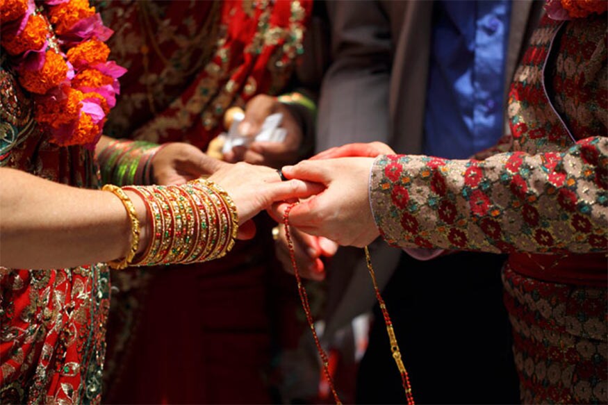 કાસરગોડઃ કેરળ (Kerala)ના કાસરગોડમાં એક લગ્ન (Marriage)માં સરકાર તરફથી જાહેર કરવામાં આવેલી કોરોના ગાઇડલાઇન (Corona Guidelines)નું પાલન ન કરવું સમારોહમાં સામેલ લોકોને ભારે પડી ગયું છે. લગ્ન દરમિયાન અનેક લોકોની હાલત બગડતાં જ્યારે તપાસ કરવામાં આવી તો દુલ્હા-દુલ્હન સહિત 43 મહેમાનો કોરોના વાયરસ (coronavirus) થી સંક્રમિત હોવાનું સામે આવ્યું. (પ્રતીકાત્મક તસવીર) કાસરગોડઃ કેરળ (Kerala)ના કાસરગોડમાં એક લગ્ન (Marriage)માં સરકાર તરફથી જાહેર કરવામાં આવેલી કોરોના ગાઇડલાઇન (Corona Guidelines)નું પાલન ન કરવું સમારોહમાં સામેલ લોકોને ભારે પડી ગયું છે. લગ્ન દરમિયાન અનેક લોકોની હાલત બગડતાં જ્યારે તપાસ કરવામાં આવી તો દુલ્હા-દુલ્હન સહિત 43 મહેમાનો કોરોના વાયરસ (coronavirus) થી સંક્રમિત હોવાનું સામે આવ્યું. (પ્રતીકાત્મક તસવીર)
