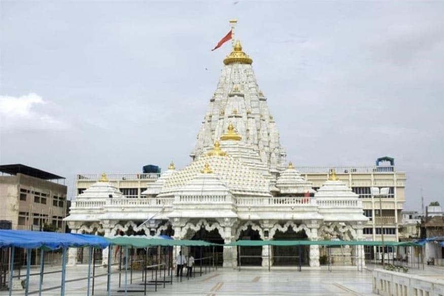 ભાદરવી પૂનમના મેળાના સાત દિવસના સમયગાળા દરમિયાન કોરોના વાયરસની મહામારી સામે રક્ષણ થાય તે માટે વિશ્વ કલ્યાણ અર્થે મંદિર સંકુલમાં મૂકવામાં આવેલી યજ્ઞાશાળામાં શાસ્ત્રોક્ત વિધિ વિધાન સાથે યજ્ઞા કરાવવામાં આવશે. બીજી બાજુ અમદાવાદથી કેટલાક પગપાળા સંઘોએ મર્યાદિત પદયાત્રીઓ સાથે ગત સપ્તાહે અંબાજીમાં ધજા ચઢાવીને વર્ષો પુરાણી પરંપરા જાળવી રાખી હતી. ભાદરવી પૂનમના મેળાના સાત દિવસના સમયગાળા દરમિયાન કોરોના વાયરસની મહામારી સામે રક્ષણ થાય તે માટે વિશ્વ કલ્યાણ અર્થે મંદિર સંકુલમાં મૂકવામાં આવેલી યજ્ઞાશાળામાં શાસ્ત્રોક્ત વિધિ વિધાન સાથે યજ્ઞા કરાવવામાં આવશે. બીજી બાજુ અમદાવાદથી કેટલાક પગપાળા સંઘોએ મર્યાદિત પદયાત્રીઓ સાથે ગત સપ્તાહે અંબાજીમાં ધજા ચઢાવીને વર્ષો પુરાણી પરંપરા જાળવી રાખી હતી.