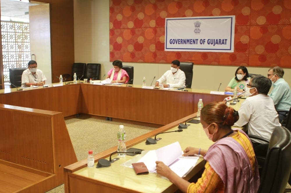 ઓનલાઇન પ્રક્રિયાને અનુસરવામા પ્રશ્ન એ પણ થાય કેગામડામાં બેઠેલી ટેકનોલોજીથી અજાણ ઓછું ભણેલી બેહેનો ઓનલાઇન કેવી રીતે અરજી કરી શકશે ? તો તે માટેની વ્યવસ્થા પણ મહિલા બાળ વિકાસ વિભાગ દ્વારા કરાઇ છે. દરેક ગ્રામ પંચાયતમાં કાર્યરત VCA વિલેજ કોમ્પ્યુટર, વ્યક્તિ બહેનોને Online અરજી કરવાની સમગ્ર પ્રક્રિયા કરાવી આપશે. ઓનલાઇન પ્રક્રિયાને અનુસરવામા પ્રશ્ન એ પણ થાય કેગામડામાં બેઠેલી ટેકનોલોજીથી અજાણ ઓછું ભણેલી બેહેનો ઓનલાઇન કેવી રીતે અરજી કરી શકશે ? તો તે માટેની વ્યવસ્થા પણ મહિલા બાળ વિકાસ વિભાગ દ્વારા કરાઇ છે. દરેક ગ્રામ પંચાયતમાં કાર્યરત VCA વિલેજ કોમ્પ્યુટર, વ્યક્તિ બહેનોને Online અરજી કરવાની સમગ્ર પ્રક્રિયા કરાવી આપશે.