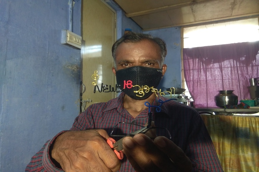 સંજય ટાંક, અમદાવાદ: કોરોના વાયરસના (coronavirus) કપરા કાળે ઘણા લોકોને આર્થિક ભીંસમાં મૂકી દીધા છે. સ્વાભાવિક છે કે આવી કપરી પરિસ્થિતિમાં લોકો પોતાના ધંધા રોજગાર બદલી રહ્યા છે. ત્યારે વાત છે એક એવા કલાકારની જેની કલા જોઈને તમારુ મન પ્રફુલ્લિત થઈ ઉઠશે પણ લોકડાઉન (lockdown) બાદની તેમની પરિસ્થિતિના કારણે આ કલાકારે (Artist) પણ સિક્યુરિટી ગાર્ડની (Security guard) નોકરી કરવાની ફરજ પડી છે. સંજય ટાંક, અમદાવાદ: કોરોના વાયરસના (coronavirus) કપરા કાળે ઘણા લોકોને આર્થિક ભીંસમાં મૂકી દીધા છે. સ્વાભાવિક છે કે આવી કપરી પરિસ્થિતિમાં લોકો પોતાના ધંધા રોજગાર બદલી રહ્યા છે. ત્યારે વાત છે એક એવા કલાકારની જેની કલા જોઈને તમારુ મન પ્રફુલ્લિત થઈ ઉઠશે પણ લોકડાઉન (lockdown) બાદની તેમની પરિસ્થિતિના કારણે આ કલાકારે (Artist) પણ સિક્યુરિટી ગાર્ડની (Security guard) નોકરી કરવાની ફરજ પડી છે.