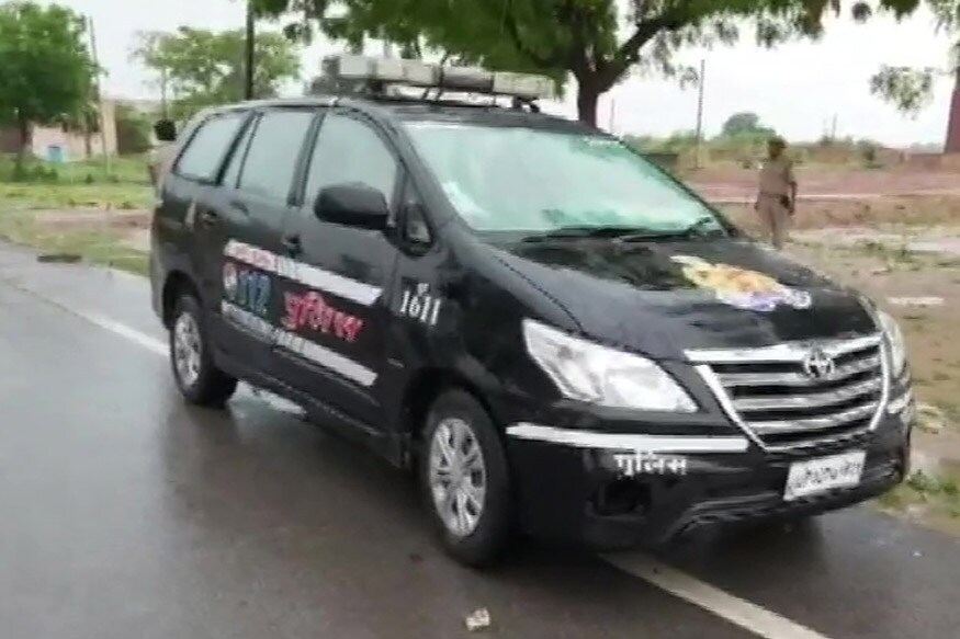 પોલીસ તરફથી જવાબી ફાયરિંગમાં એક બદમાશને ગોળીઓ વાગી. તેને હૉસ્પિટલ લઈ જવામાં આવ્યો, જ્યાં ડૉક્ટરોએ તેને મૃત જાહેર કર્યો. તેની ઓળખ પ્રવીણ ઉર્ફ બવ્વન શુક્લા તરીકે થઈ છે. જોકે તેના ત્રણ સાથી ભાગવામાં સફળ રહ્યા. તેમની શોધખોળ માટે નાકાબંધી કરવામાં આવી છે. મૃત બદમાશની પાસેથી એક પિસ્તોલ, એક ડબલ બેરેક બંદૂક અને ભારે માત્રામાં કારતૂસ જપ્ત કરાવામાં આવ્યા છે. (Photo: ANI) પોલીસ તરફથી જવાબી ફાયરિંગમાં એક બદમાશને ગોળીઓ વાગી. તેને હૉસ્પિટલ લઈ જવામાં આવ્યો, જ્યાં ડૉક્ટરોએ તેને મૃત જાહેર કર્યો. તેની ઓળખ પ્રવીણ ઉર્ફ બવ્વન શુક્લા તરીકે થઈ છે. જોકે તેના ત્રણ સાથી ભાગવામાં સફળ રહ્યા. તેમની શોધખોળ માટે નાકાબંધી કરવામાં આવી છે. મૃત બદમાશની પાસેથી એક પિસ્તોલ, એક ડબલ બેરેક બંદૂક અને ભારે માત્રામાં કારતૂસ જપ્ત કરાવામાં આવ્યા છે. (Photo: ANI)