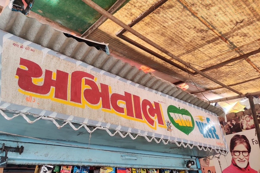 ત્યારે તેમને સંકોચ થતો હતો કે અમિતાભ બચ્ચન શું વિચારશે પણ જ્યારે તેઓ મળ્યા ત્યારે આંખમાંથી આંસુ આવી ગયા હતા. આજે પણ તેઓ ભગવાન માનીને અમિતાભની રોજ આરતી કરે છે. ત્યારે તેમને સંકોચ થતો હતો કે અમિતાભ બચ્ચન શું વિચારશે પણ જ્યારે તેઓ મળ્યા ત્યારે આંખમાંથી આંસુ આવી ગયા હતા. આજે પણ તેઓ ભગવાન માનીને અમિતાભની રોજ આરતી કરે છે.