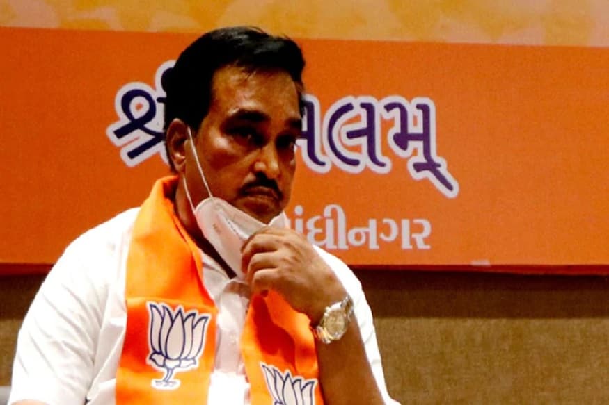 સુરતમાં હાલ કોરોનાવાયરસનો કહેર વ્યાપી રહ્યો છે. ત્યાં સમાચાર મળી રહ્યાં છે કે, ભાજપનાં પ્રદેશ અધ્યક્ષ સી.આર. પાટીલનાં ભાઇ પ્રકાશ પાટીલનો કોવિડ 19નો રિપોર્ટ પોઝિટિવ આવ્યો છે. તેમની સાથે તેમના ડ્રાઇવરનો પણ રિપોર્ટ પોઝિટિવ આવ્યો છે. જેના કારણે પ્રકાશ પાટીલનો આખો પરિવાર હોમ ક્વૉરન્ટાઇ થઇ ગયો છે. પ્રકાશ પાટીલને ખાનગી હૉસ્પિટલમાં દાખલ કરવામાં આવ્યાં છે. નોંધનીય છે કે, ભાજપનાં અધ્યક્ષ સી.આર પાટીલે પરિવાર સાથે રક્ષાબંધનનો પર્વ ઉજવ્યો હતો. સુરતમાં હાલ કોરોનાવાયરસનો કહેર વ્યાપી રહ્યો છે. ત્યાં સમાચાર મળી રહ્યાં છે કે, ભાજપનાં પ્રદેશ અધ્યક્ષ સી.આર. પાટીલનાં ભાઇ પ્રકાશ પાટીલનો કોવિડ 19નો રિપોર્ટ પોઝિટિવ આવ્યો છે. તેમની સાથે તેમના ડ્રાઇવરનો પણ રિપોર્ટ પોઝિટિવ આવ્યો છે. જેના કારણે પ્રકાશ પાટીલનો આખો પરિવાર હોમ ક્વૉરન્ટાઇ થઇ ગયો છે. પ્રકાશ પાટીલને ખાનગી હૉસ્પિટલમાં દાખલ કરવામાં આવ્યાં છે. નોંધનીય છે કે, ભાજપનાં અધ્યક્ષ સી.આર પાટીલે પરિવાર સાથે રક્ષાબંધનનો પર્વ ઉજવ્યો હતો.