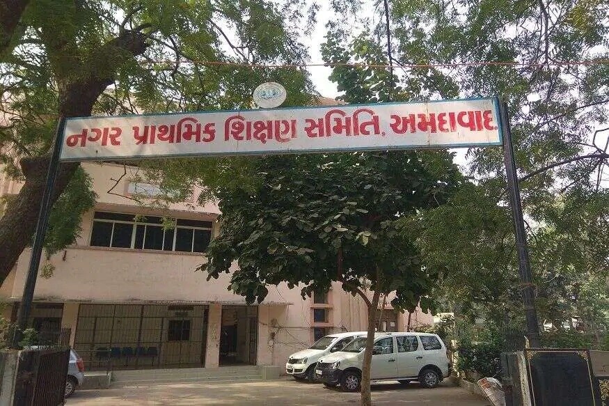 સંજય ટાંક, અમદાવાદ : કોરોના કાળમાં જાહેર થયેલા લૉકડાઉનના કારણે ભલભલા લોકો આર્થિક સંકડામણમાં મુકાયા હતા. જેના કારણે વાલીઓ હવે ખાનગી શાળાથી સરકારી શાળા તરફ વળ્યા છે. જેની સીધી અસર અમદાવાદ મ્યુનિસિપલ કોર્પોરેશન સંચાલિત શાળામાં જોવા મળી છે. કોર્પોરેશનની મ્યુનિસિપલ શાળાઓમાં બાળકોએ પ્રવેશ મેળવ્યાનો આંક 17 હજારને આંબી ગયો છે. (પ્રતિકાત્મક તસવીર) સંજય ટાંક, અમદાવાદ : કોરોના કાળમાં જાહેર થયેલા લૉકડાઉનના કારણે ભલભલા લોકો આર્થિક સંકડામણમાં મુકાયા હતા. જેના કારણે વાલીઓ હવે ખાનગી શાળાથી સરકારી શાળા તરફ વળ્યા છે. જેની સીધી અસર અમદાવાદ મ્યુનિસિપલ કોર્પોરેશન સંચાલિત શાળામાં જોવા મળી છે. કોર્પોરેશનની મ્યુનિસિપલ શાળાઓમાં બાળકોએ પ્રવેશ મેળવ્યાનો આંક 17 હજારને આંબી ગયો છે. (પ્રતિકાત્મક તસવીર)