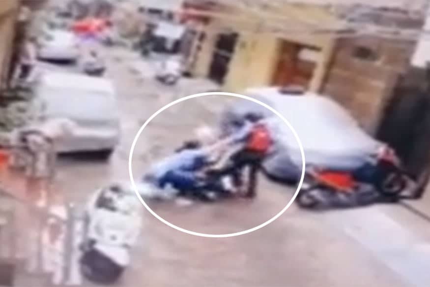 નવી દિલ્હી : મંગળવારે એક મહિલા (Delhi Woman)એ તેની નાની દીકરી (Daughter)નું અપહરણ (Kidnappers) કરવા આવેલા બે લોકો સામે બાથ ભીડી હતી. આ આખો બનાવ સીસીટીવી (CCTV) કેમેરામાં કેદ થઈ ગયો છે. આ સમયે મહિલાના બે પાડોશીઓએ ચતુરાઈ વાપરીને અપહરણ કરવા આવેલા બે લોકોમાંથી એકને બાઇક પરથી નીચે પછાડી દીધો હતો. જે બાદમાં બંને લોકો બાઇક મૂકીને ભાગી ગયા હતા. પોલીસે આ બાઇકને જપ્ત કરી લીધું હતું. પોલીસના જણાવ્યા પ્રમાણે અપહરણનો આખો પ્લાન બાળકીના કાકાએ ઘડ્યો હતો. બાળકીના પિતા કાપડના મોટા વેપારી છે. પોતાની ભત્રીજીનું અપહરણ કરીને તેના કાકાએ તેના સગાભાઈ પાસેથી 35 લાખ રૂપિયાની ખંડણી માંગવાનો પ્લાન ઘડ્યો હતો. બાળકીનું અપહરણ કરવા માટે આવેલા બંને લોકો હજી સુધી પોલીસની પકડમાં આવ્યા નથી. નવી દિલ્હી : મંગળવારે એક મહિલા (Delhi Woman)એ તેની નાની દીકરી (Daughter)નું અપહરણ (Kidnappers) કરવા આવેલા બે લોકો સામે બાથ ભીડી હતી. આ આખો બનાવ સીસીટીવી (CCTV) કેમેરામાં કેદ થઈ ગયો છે. આ સમયે મહિલાના બે પાડોશીઓએ ચતુરાઈ વાપરીને અપહરણ કરવા આવેલા બે લોકોમાંથી એકને બાઇક પરથી નીચે પછાડી દીધો હતો. જે બાદમાં બંને લોકો બાઇક મૂકીને ભાગી ગયા હતા. પોલીસે આ બાઇકને જપ્ત કરી લીધું હતું. પોલીસના જણાવ્યા પ્રમાણે અપહરણનો આખો પ્લાન બાળકીના કાકાએ ઘડ્યો હતો. બાળકીના પિતા કાપડના મોટા વેપારી છે. પોતાની ભત્રીજીનું અપહરણ કરીને તેના કાકાએ તેના સગાભાઈ પાસેથી 35 લાખ રૂપિયાની ખંડણી માંગવાનો પ્લાન ઘડ્યો હતો. બાળકીનું અપહરણ કરવા માટે આવેલા બંને લોકો હજી સુધી પોલીસની પકડમાં આવ્યા નથી.