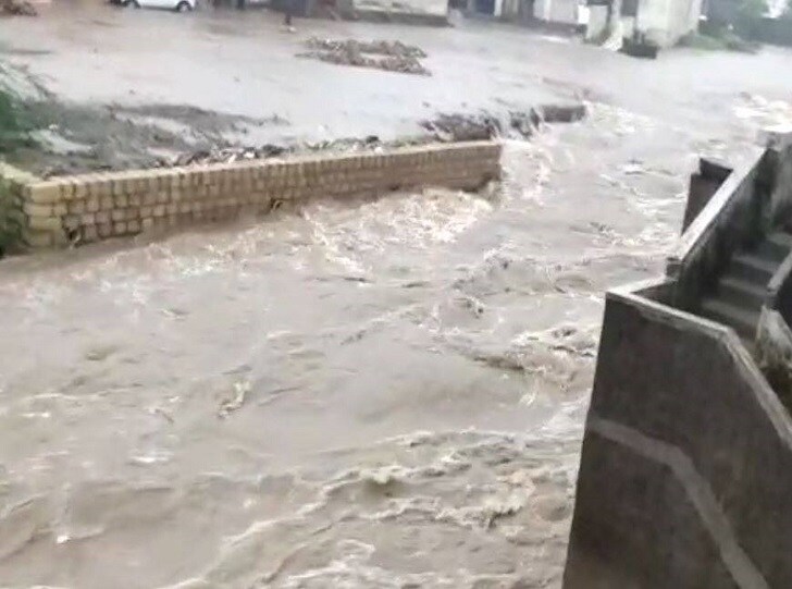 નોંધનીય છે કે, ચોથા દિવસે રાજ્યમાં વરસાદ મેઘમહેર ચાલુ છે અને રાજ્યના 28 તાલુકામાં વરસાદ નોંધાયો છે. આજે સવારે 6 વાગ્યાથી 10 વાગ્યા દરમિયાન જૂનાગઢના માળીયામાં સૌથી વધુ એક ઈંચ વરસાદ ખાબક્યો છે. આજે પણ સૌરાષ્ટ્ર અને કચ્છમાં ભારે વરસાદની આગાહી કરવામાં આવી છે. ત્યારે કચ્છના લખપતમાં 12 મિમિ, જૂનાગઢ શહેર અને તાલુકામાં 10 મિમિ વરસાદ નોંધાયો છે. જ્યારે રાજકોટના જેતપુરમાં પણ 10 મિમિ વરસાદ નોઁધાયો છે. આ ઉપરાંત ગીર સોમનાથના ગીર ગઢડામાં 9 મિમિ, જૂનાગઢના મેંદરડામાં 6 તેમજ ખાંભા અને વિસાવદરમાં 5-5 મિમિ વરસાદ નોઁધાયો છે. નોંધનીય છે કે, ચોથા દિવસે રાજ્યમાં વરસાદ મેઘમહેર ચાલુ છે અને રાજ્યના 28 તાલુકામાં વરસાદ નોંધાયો છે. આજે સવારે 6 વાગ્યાથી 10 વાગ્યા દરમિયાન જૂનાગઢના માળીયામાં સૌથી વધુ એક ઈંચ વરસાદ ખાબક્યો છે. આજે પણ સૌરાષ્ટ્ર અને કચ્છમાં ભારે વરસાદની આગાહી કરવામાં આવી છે. ત્યારે કચ્છના લખપતમાં 12 મિમિ, જૂનાગઢ શહેર અને તાલુકામાં 10 મિમિ વરસાદ નોંધાયો છે. જ્યારે રાજકોટના જેતપુરમાં પણ 10 મિમિ વરસાદ નોઁધાયો છે. આ ઉપરાંત ગીર સોમનાથના ગીર ગઢડામાં 9 મિમિ, જૂનાગઢના મેંદરડામાં 6 તેમજ ખાંભા અને વિસાવદરમાં 5-5 મિમિ વરસાદ નોઁધાયો છે.