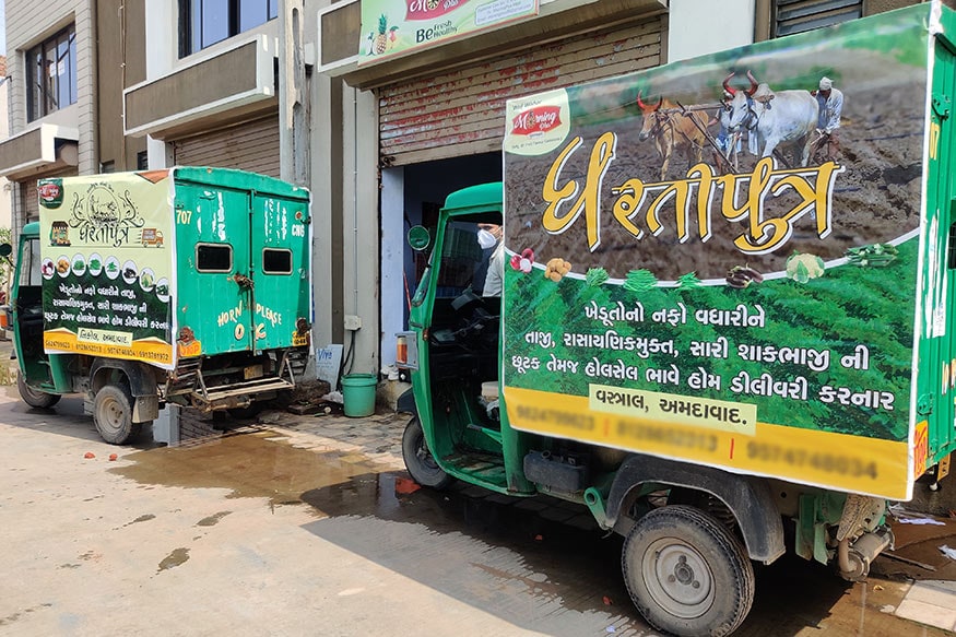હર્મેશ સુખડિયા, અમદાવાદ : કોરોના (Coronavirus)ના સમયે શાકભાજી (Vegetable Vendors)ના ફેરીયા સુપરસ્પ્રેડર (Ahmedabad Super Spreader) બન્યાં હતાં. આવી આફતને અવસરમાં પલ્ટી અમદાવાદી યુવાનોએ શાકભાજીના વેચાણ માટે એક વેબસાઈટ બનાવી છે. વેબસાઈટ (Website) બનાવી શાકભાજી ઘરે પહોંચાડનાર તમામ યુવકો ખેડૂત પુત્રો છે. ખેડૂતો (Farmers)ને પાકનો પોષણક્ષમ ભાવ મળે અને ગ્રાહકને પણ ફાયદો થાય તેવા હેતુ સાથે તેમણે આ કામ શરૂ કર્યું છે. આ યુવાઓ આજના સમયે દરરોજ 250 કિલોગ્રામ કરતા વધારે શાકભાજીનું વિતરણ કરે છે. હર્મેશ સુખડિયા, અમદાવાદ : કોરોના (Coronavirus)ના સમયે શાકભાજી (Vegetable Vendors)ના ફેરીયા સુપરસ્પ્રેડર (Ahmedabad Super Spreader) બન્યાં હતાં. આવી આફતને અવસરમાં પલ્ટી અમદાવાદી યુવાનોએ શાકભાજીના વેચાણ માટે એક વેબસાઈટ બનાવી છે. વેબસાઈટ (Website) બનાવી શાકભાજી ઘરે પહોંચાડનાર તમામ યુવકો ખેડૂત પુત્રો છે. ખેડૂતો (Farmers)ને પાકનો પોષણક્ષમ ભાવ મળે અને ગ્રાહકને પણ ફાયદો થાય તેવા હેતુ સાથે તેમણે આ કામ શરૂ કર્યું છે. આ યુવાઓ આજના સમયે દરરોજ 250 કિલોગ્રામ કરતા વધારે શાકભાજીનું વિતરણ કરે છે.