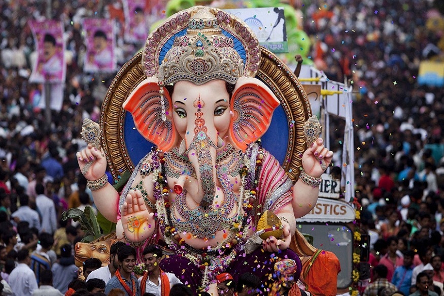 કિર્તેશ પટેલ, સુરત : કોરોનાની મહામારીથી બચવા માટે માસ્ક પહેરવાની સાથે સોશિયલ ડિસ્ટન્સિંગ જરૂરી છે. લોકો ભેગા થાય તો કોરોનાનું સંક્રમણ વધે તેમ છે. આ કારણે વિશ્વમાં બીજા ક્રમે ઉજવાતો સુરતનો ગણેશોત્સવ આ વખતે સાદાઈથી ઉજવાશે. સુરત શહેર ગણેશ ઉત્સવ સમિતીએ મ્યુનિ.કમિ., પો.કમિ. તેમજ કલેકટર સાથે મીટિંગ કર્યા બાદ ગણેશોત્સવ સાદાઈથી ઉજવવાની જાહેરાત કરી હતી. જેના માટે સમિતીએ હવે ગાઈડલાઈન પણ જાહેર કરી છે. આ સાથે અમદાવાદમાં પણ ગણેશોત્સવ સાદાઇથી ઉજવાઇ તેવી અપીલ કરવામાં આવી છે. કિર્તેશ પટેલ, સુરત : કોરોનાની મહામારીથી બચવા માટે માસ્ક પહેરવાની સાથે સોશિયલ ડિસ્ટન્સિંગ જરૂરી છે. લોકો ભેગા થાય તો કોરોનાનું સંક્રમણ વધે તેમ છે. આ કારણે વિશ્વમાં બીજા ક્રમે ઉજવાતો સુરતનો ગણેશોત્સવ આ વખતે સાદાઈથી ઉજવાશે. સુરત શહેર ગણેશ ઉત્સવ સમિતીએ મ્યુનિ.કમિ., પો.કમિ. તેમજ કલેકટર સાથે મીટિંગ કર્યા બાદ ગણેશોત્સવ સાદાઈથી ઉજવવાની જાહેરાત કરી હતી. જેના માટે સમિતીએ હવે ગાઈડલાઈન પણ જાહેર કરી છે. આ સાથે અમદાવાદમાં પણ ગણેશોત્સવ સાદાઇથી ઉજવાઇ તેવી અપીલ કરવામાં આવી છે.