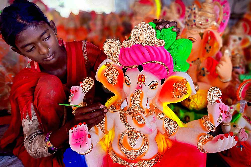 ગણેશોત્સવમાં સુરત શહેરમાં આ મહામારી વધુ નહી પ્રસરે તે ચિંતા સાથે સુરત શહેર ગણેશ ઉત્સવ સંત સમિતિના અધ્યક્ષ સ્વામી અંબરીશાનંદજી, મહામંત્રી સિતારામદાસજી અને વિશ્વેશ્વરાનંદજી, પ્રમુખ અનિલ બિસ્કીટવાલા સહિતના હોદેદારોઓએ ઉજવણીના ભાગરૂપે મ્યુનિ.કમિ., કલેકટર તેમજ પો.કમિ. સાથે રૂબરૂ મુલાકાત કરી ચર્ચા વિચારણા કર્યા બાદ ગાઈડલાઈન જાહેર કરી છે. આ ગાઈડલાઈન પ્રમાણે જ સુરતમાં ગણેશોત્સવની ઉજવણી કરવા માટે આહ્વાન કરાયું છે. જોકે, આગામી દિવસોમાં સરકારી તંત્ર દ્વારા પણ ગણેશોત્સવની ઉજવણી માટે વિવિધ નિયમો જાહેર કરવામાં આવશે. ગણેશોત્સવમાં સુરત શહેરમાં આ મહામારી વધુ નહી પ્રસરે તે ચિંતા સાથે સુરત શહેર ગણેશ ઉત્સવ સંત સમિતિના અધ્યક્ષ સ્વામી અંબરીશાનંદજી, મહામંત્રી સિતારામદાસજી અને વિશ્વેશ્વરાનંદજી, પ્રમુખ અનિલ બિસ્કીટવાલા સહિતના હોદેદારોઓએ ઉજવણીના ભાગરૂપે મ્યુનિ.કમિ., કલેકટર તેમજ પો.કમિ. સાથે રૂબરૂ મુલાકાત કરી ચર્ચા વિચારણા કર્યા બાદ ગાઈડલાઈન જાહેર કરી છે. આ ગાઈડલાઈન પ્રમાણે જ સુરતમાં ગણેશોત્સવની ઉજવણી કરવા માટે આહ્વાન કરાયું છે. જોકે, આગામી દિવસોમાં સરકારી તંત્ર દ્વારા પણ ગણેશોત્સવની ઉજવણી માટે વિવિધ નિયમો જાહેર કરવામાં આવશે.