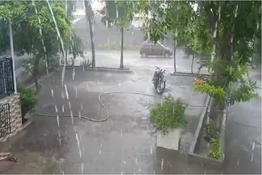 આ મામલે હવામાન વિભાગ અમદાવાદના ડાયરેક્ટર ડૉક્ટર જયંત સરકાર જણાવ્યું હતું કે, "10મી તારીખે એટકે કે પ્રથમ દિવસે ગીર-સોમનાથ જિલ્લામાં હળવો વરસાદ પડી શકે છે. બીજા દિવસે એટલે કે 11 તારીખના રોજ દક્ષિણ ગુજરાતના સુરત જિલ્લામાં થોડો વરસાદ પડવાની સંભાવના રહેલી છે. 12મી તારીખના રોજ ભાવનગર, દાહોદ, પંચમહાલ, આણંદ અને વડોદરા જિલ્લામાં છૂટો છવાયો વરસાદ પડી શકે છે. (તમામ તસવીરો પ્રતિકાત્મક છે) આ મામલે હવામાન વિભાગ અમદાવાદના ડાયરેક્ટર ડૉક્ટર જયંત સરકાર જણાવ્યું હતું કે, "10મી તારીખે એટકે કે પ્રથમ દિવસે ગીર-સોમનાથ જિલ્લામાં હળવો વરસાદ પડી શકે છે. બીજા દિવસે એટલે કે 11 તારીખના રોજ દક્ષિણ ગુજરાતના સુરત જિલ્લામાં થોડો વરસાદ પડવાની સંભાવના રહેલી છે. 12મી તારીખના રોજ ભાવનગર, દાહોદ, પંચમહાલ, આણંદ અને વડોદરા જિલ્લામાં છૂટો છવાયો વરસાદ પડી શકે છે. (તમામ તસવીરો પ્રતિકાત્મક છે)