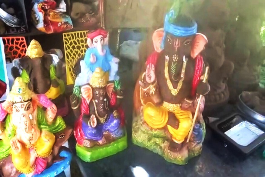 પંકજ શર્મા , અમદાવાદ : ગણેશ ચતુર્થીનો પર્વ નજીક આવી રહ્યો છે ત્યારે ગુજરાતભરમાં ગણેશજીની મૂર્તિઓ બજારમાં વેચાણ અર્થે જોવા મળી રહી છે. ત્યારે ઈકો ફ્રેન્ડલી ગણેશ પર્વ મનાવવા માટે સરકાર અને ગુજરાત ગૌસેવા આયોગ પણ અપીલ કરતુ હોય છે..અમદાવાદના સાણંદ નજીક આવેલા ગામે આવેલ મહાકાલ ગૌશાળા દ્વારા ગાયના છાણમાંથી ગણેશજીની પ્રતિમાઓ તૈયાર કરવામાં આવી રહી છે. રોજગારી સાથે પર્યાવરની રક્ષા અને ગાયનું મહત્વ તેમજ ગાય પ્રત્યે લોકોની જાગૃતિ વધે તેવા શુભ હેતુ સાથે છેલ્લા બે વર્ષથી ગૌશાળા ગણેશ પર્વ દરમિયાન ઈકો ફ્રેન્ડલી ગણેશજીની મૂર્તિ બનાવવાનું શરુ કર્યુ છે. આ ગૌશાળા દ્વારા ગૌમય કાસ્ટમાંથી એટલે કે ગાયના છાણ અને ગૌ મુત્રમાંથી છ ઈંચથી માંડીને બે ફૂટ સુધીની શ્રીજીની આકર્ષક પ્રતિમાઓ તૈયાર કરવામાં આવી છે.છેલ્લા છ મહિનાથી ગૌમય પ્રતિમા બનાવવાનું કાર્ય ચાલી રહ્યુ છે..જેમાં અત્યાર સુધીમાં 125 જેટલી ગણેશજીની આકર્ષક પ્રતિમા તૈયાર કરી દેવામાં આવી છે પંકજ શર્મા , અમદાવાદ : ગણેશ ચતુર્થીનો પર્વ નજીક આવી રહ્યો છે ત્યારે ગુજરાતભરમાં ગણેશજીની મૂર્તિઓ બજારમાં વેચાણ અર્થે જોવા મળી રહી છે. ત્યારે ઈકો ફ્રેન્ડલી ગણેશ પર્વ મનાવવા માટે સરકાર અને ગુજરાત ગૌસેવા આયોગ પણ અપીલ કરતુ હોય છે..અમદાવાદના સાણંદ નજીક આવેલા ગામે આવેલ મહાકાલ ગૌશાળા દ્વારા ગાયના છાણમાંથી ગણેશજીની પ્રતિમાઓ તૈયાર કરવામાં આવી રહી છે. રોજગારી સાથે પર્યાવરની રક્ષા અને ગાયનું મહત્વ તેમજ ગાય પ્રત્યે લોકોની જાગૃતિ વધે તેવા શુભ હેતુ સાથે છેલ્લા બે વર્ષથી ગૌશાળા ગણેશ પર્વ દરમિયાન ઈકો ફ્રેન્ડલી ગણેશજીની મૂર્તિ બનાવવાનું શરુ કર્યુ છે. આ ગૌશાળા દ્વારા ગૌમય કાસ્ટમાંથી એટલે કે ગાયના છાણ અને ગૌ મુત્રમાંથી છ ઈંચથી માંડીને બે ફૂટ સુધીની શ્રીજીની આકર્ષક પ્રતિમાઓ તૈયાર કરવામાં આવી છે.છેલ્લા છ મહિનાથી ગૌમય પ્રતિમા બનાવવાનું કાર્ય ચાલી રહ્યુ છે..જેમાં અત્યાર સુધીમાં 125 જેટલી ગણેશજીની આકર્ષક પ્રતિમા તૈયાર કરી દેવામાં આવી છે