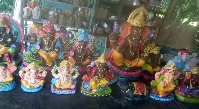 ગૌશાળામાં ગણેશ પ્રતિમાના કાર્યમાં સહભાગી થનારા ગૌપ્રેમી એવા દિવ્યકાંત દવેએ ન્યુઝ18 ગુજરાતી સાથેની વાતચીતમાં જણાવ્યુ હતુ કે ગૌશાળામાં જે ગાય દૂધ ન આપતી હોય તેના છાણમાંથી પણ ગણેશજીની પ્રતિમા બનાવી આવક થઈ શકે છે. જેથી પર્યાવરણ બચાવો અભિયાન પણ ફળિભૂત થાય છે અને ખેડૂતની આવક પણ વધે છે. સ્વાવલંબી ગૌશાળા પ્રોજેક્ટને પણ વેગ મળે છે. દિવ્યકાંતભાઈએ જણાવ્યુ હતુ કે છાણ અને ગૌમૂત્રના ઉપયોગ કરી અમે કુલ 10 ગૌપ્રેમીઓ ભેગા થઈ ગણેશજીની પ્રતિમા તૈયાર કરી છે..જેમાં ગોપ્રેમી વાસુદેવ રામાવત અને ગામની 8 જેટલી બહેનો પણ સહભાગી બની છે. આ મૂર્તિને કલર કરવા માટે પણ વિશેષ ધ્યાન આપી પર્યાવરણને નુકસાન ન કરે તેવા ઈકોફ્રેન્ડલી કલરનો ઉપયોગ કર્યો છે. આ મૂર્તિઓને ભક્તજનો પ્રસ્થાપિત કરી ઘરમાં જ વિસર્જિત કરી શકશે અને વિસર્જન બાદ વધેલા અવશેષોનો ઓર્ગેનિક ખાતર તરીકે ઘરમાં મુકેલા ફૂલછોડના કૂંડામાં નાંખી ઉપયોગ કરી શકશે. ગૌશાળામાં ગણેશ પ્રતિમાના કાર્યમાં સહભાગી થનારા ગૌપ્રેમી એવા દિવ્યકાંત દવેએ ન્યુઝ18 ગુજરાતી સાથેની વાતચીતમાં જણાવ્યુ હતુ કે ગૌશાળામાં જે ગાય દૂધ ન આપતી હોય તેના છાણમાંથી પણ ગણેશજીની પ્રતિમા બનાવી આવક થઈ શકે છે. જેથી પર્યાવરણ બચાવો અભિયાન પણ ફળિભૂત થાય છે અને ખેડૂતની આવક પણ વધે છે. સ્વાવલંબી ગૌશાળા પ્રોજેક્ટને પણ વેગ મળે છે. દિવ્યકાંતભાઈએ જણાવ્યુ હતુ કે છાણ અને ગૌમૂત્રના ઉપયોગ કરી અમે કુલ 10 ગૌપ્રેમીઓ ભેગા થઈ ગણેશજીની પ્રતિમા તૈયાર કરી છે..જેમાં ગોપ્રેમી વાસુદેવ રામાવત અને ગામની 8 જેટલી બહેનો પણ સહભાગી બની છે. આ મૂર્તિને કલર કરવા માટે પણ વિશેષ ધ્યાન આપી પર્યાવરણને નુકસાન ન કરે તેવા ઈકોફ્રેન્ડલી કલરનો ઉપયોગ કર્યો છે. આ મૂર્તિઓને ભક્તજનો પ્રસ્થાપિત કરી ઘરમાં જ વિસર્જિત કરી શકશે અને વિસર્જન બાદ વધેલા અવશેષોનો ઓર્ગેનિક ખાતર તરીકે ઘરમાં મુકેલા ફૂલછોડના કૂંડામાં નાંખી ઉપયોગ કરી શકશે.