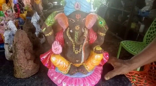 ગૌપ્રેમી દિવ્યકાંતભાઈએ જણાવ્યુ હતુ કે ગણેશ પ્રતિમા બનાવવા માટે છાણ, ગુંદર અને ગવાર ગમનો પાવડર વાપરવામાં આવે છે. જેથી મૂર્તિને સુંદર ઢાળ આપી શકાય છે, અને તે ખૂબ જ આકર્ષક લાગે છે. અમે 125 જેટલી નાની મોટી વિવિધ સાઈઝની મૂર્તિ બનાવી છે ..જેનો ભાવ 400થી માંડીને 7000 સુધીનો રાખવામાં આવ્યો છે. આ મૂર્તિ ગૌશાળામાં દૂધ લેવા આવતા ગ્રાહકો અને ગૌપ્રેમી લોકોને વેચવામાં આવે છે. ગૌપ્રેમી દિવ્યકાંતભાઈએ જણાવ્યુ હતુ કે ગણેશ પ્રતિમા બનાવવા માટે છાણ, ગુંદર અને ગવાર ગમનો પાવડર વાપરવામાં આવે છે. જેથી મૂર્તિને સુંદર ઢાળ આપી શકાય છે, અને તે ખૂબ જ આકર્ષક લાગે છે. અમે 125 જેટલી નાની મોટી વિવિધ સાઈઝની મૂર્તિ બનાવી છે ..જેનો ભાવ 400થી માંડીને 7000 સુધીનો રાખવામાં આવ્યો છે. આ મૂર્તિ ગૌશાળામાં દૂધ લેવા આવતા ગ્રાહકો અને ગૌપ્રેમી લોકોને વેચવામાં આવે છે.