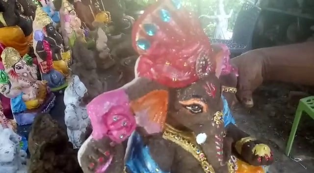 કોઈ પણ એક ફુટ ઊંડા પાત્રમાં પાણી રાખીને એમાં શ્રીજીની પ્રતિમાનું વિસર્જન કરવાથી એનું સહેલાઈથી એ પ્રવાહી ખાતરમાં રૂપાંતર થઈ જશે, જેને કોઈ પણ નાના છોડ કે મોટા વૃક્ષના મૂળમાં નાખવામાં આવે તો એ ખાતરનું કામ કરશે. આ પ્રયોગથી ગણેશજીના ભક્તોની આસ્થા મુજબ ગણેશોત્સવ મનાવી શકાશે અને સાથે નદીઓને દૂષિત થતી પણ બચાવી શકાશે. કોઈ પણ એક ફુટ ઊંડા પાત્રમાં પાણી રાખીને એમાં શ્રીજીની પ્રતિમાનું વિસર્જન કરવાથી એનું સહેલાઈથી એ પ્રવાહી ખાતરમાં રૂપાંતર થઈ જશે, જેને કોઈ પણ નાના છોડ કે મોટા વૃક્ષના મૂળમાં નાખવામાં આવે તો એ ખાતરનું કામ કરશે. આ પ્રયોગથી ગણેશજીના ભક્તોની આસ્થા મુજબ ગણેશોત્સવ મનાવી શકાશે અને સાથે નદીઓને દૂષિત થતી પણ બચાવી શકાશે.