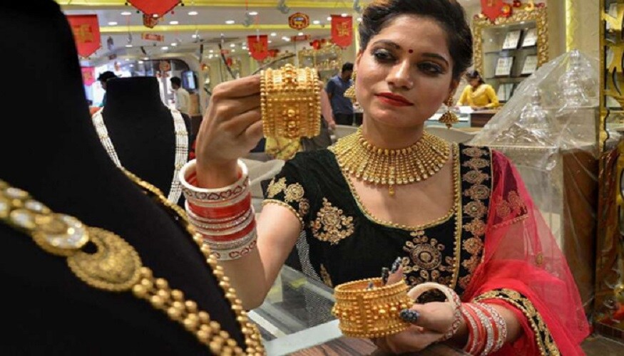 આ વર્ષે 6 મહિનામાં જ સોનાનાં ભાવમાં 20 ટકાનો વધારો- આમ તો સોનાનાં ભાવ પ્રમાણે આ વર્ષ સૌથી સારુ રહ્યું છે. વેલ્યુનાં આધારે જોઇએ તો આ વર્ષે અત્યાર સુધીમાં 20 ટકા સુધીનો નફો જોવા મળી રહ્યો છે. સોનાનાં ભાવ વધવાને કારણે એપ્રિલથી જૂન ત્રીમાસમાં 4 વર્ષનાં સૌથી ઉત્તમ ત્રીમાસ છે. વૈશ્વિક અર્થવ્યવસ્થા (Global Economy)માં અનિશ્ચિતતાની વચ્ચે ઇન્વેસ્ટર્સ સોનામાં રોકાણ કરવાને ઉત્તમ વિકલ્પ માની રહ્યાં છે. તેનો સૌથી મોટો ફાયદો છે કે આવનારા સમયમાં મોંઘવારીથી બચવા સોનું મદદ કરી શકે છે. આ વર્ષે 6 મહિનામાં જ સોનાનાં ભાવમાં 20 ટકાનો વધારો- આમ તો સોનાનાં ભાવ પ્રમાણે આ વર્ષ સૌથી સારુ રહ્યું છે. વેલ્યુનાં આધારે જોઇએ તો આ વર્ષે અત્યાર સુધીમાં 20 ટકા સુધીનો નફો જોવા મળી રહ્યો છે. સોનાનાં ભાવ વધવાને કારણે એપ્રિલથી જૂન ત્રીમાસમાં 4 વર્ષનાં સૌથી ઉત્તમ ત્રીમાસ છે. વૈશ્વિક અર્થવ્યવસ્થા (Global Economy)માં અનિશ્ચિતતાની વચ્ચે ઇન્વેસ્ટર્સ સોનામાં રોકાણ કરવાને ઉત્તમ વિકલ્પ માની રહ્યાં છે. તેનો સૌથી મોટો ફાયદો છે કે આવનારા સમયમાં મોંઘવારીથી બચવા સોનું મદદ કરી શકે છે.