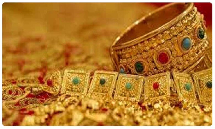 ભારતીય રિઝર્વ બેંક દ્વારા કેન્દ્ર સરકાર તરફથી સોવરેન ગોલ્ડ બોન્ડ જાહેર કરવામાં આવે છે આ સ્કીમ સૌથી પહેલાં વર્ષ 2015માં આવી હતી જેથી બજારમાં સોનાની ફિઝકલ માંગને ઓછી કરી શકાય. સાથે જ ઘરેલું બચતને નાણાકીય બચતમાં ફેરવવામાં મદદ મળે. આ ગોલ્ડ બોન્ડમાં તમે 1 ગ્રામ સોનું પણ ખરીદી શકો છો. આ ટ્રાન્ટની ઇશ્યૂ તારીખ 14 જુલાઇ (SGB Issuance Date) નક્કી કરવામાં આવી છે. ભારતીય રિઝર્વ બેંક દ્વારા કેન્દ્ર સરકાર તરફથી સોવરેન ગોલ્ડ બોન્ડ જાહેર કરવામાં આવે છે આ સ્કીમ સૌથી પહેલાં વર્ષ 2015માં આવી હતી જેથી બજારમાં સોનાની ફિઝકલ માંગને ઓછી કરી શકાય. સાથે જ ઘરેલું બચતને નાણાકીય બચતમાં ફેરવવામાં મદદ મળે. આ ગોલ્ડ બોન્ડમાં તમે 1 ગ્રામ સોનું પણ ખરીદી શકો છો. આ ટ્રાન્ટની ઇશ્યૂ તારીખ 14 જુલાઇ (SGB Issuance Date) નક્કી કરવામાં આવી છે.