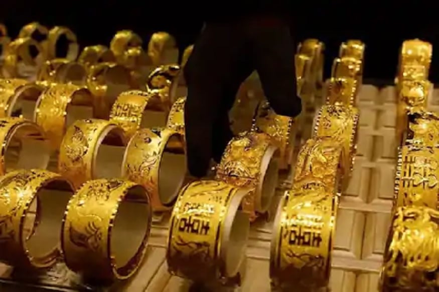 દિલ્હી બજારમાં સોના-ચાંદીનો ભાવ (Gold-Silver rate in Delhi): HDFC સિક્યોરિટી પ્રમાણે બુધવારે દિલ્હી સરાફા બજારમાં 99.9 સોનાના 10 ગ્રામનો ભાવ રૂ.49,986થી વધીને 50,230 રૂપિયા રહ્યો હતો. પાછલા બંધ ભાવમાં સોનામાં 10 ગ્રામદીઠ 244 રૂપિયાનો વધારો નોંધાયો હતો. જ્યારે એક કિલો ચાંદીના ભાવમાં 673 રૂપિયાનો વધારો થતાં નવો ભાર 54,200 રૂપિયાએ પહોંચ્યો હતો. જોકે, આગલા દિવસે ચાંદીનો ભાવ 53,527 રૂપિયાના સ્તરે બંધ રહ્યો હતો. (પ્રતિકાત્મક તસવીર) દિલ્હી બજારમાં સોના-ચાંદીનો ભાવ (Gold-Silver rate in Delhi): HDFC સિક્યોરિટી પ્રમાણે બુધવારે દિલ્હી સરાફા બજારમાં 99.9 સોનાના 10 ગ્રામનો ભાવ રૂ.49,986થી વધીને 50,230 રૂપિયા રહ્યો હતો. પાછલા બંધ ભાવમાં સોનામાં 10 ગ્રામદીઠ 244 રૂપિયાનો વધારો નોંધાયો હતો. જ્યારે એક કિલો ચાંદીના ભાવમાં 673 રૂપિયાનો વધારો થતાં નવો ભાર 54,200 રૂપિયાએ પહોંચ્યો હતો. જોકે, આગલા દિવસે ચાંદીનો ભાવ 53,527 રૂપિયાના સ્તરે બંધ રહ્યો હતો. (પ્રતિકાત્મક તસવીર)
