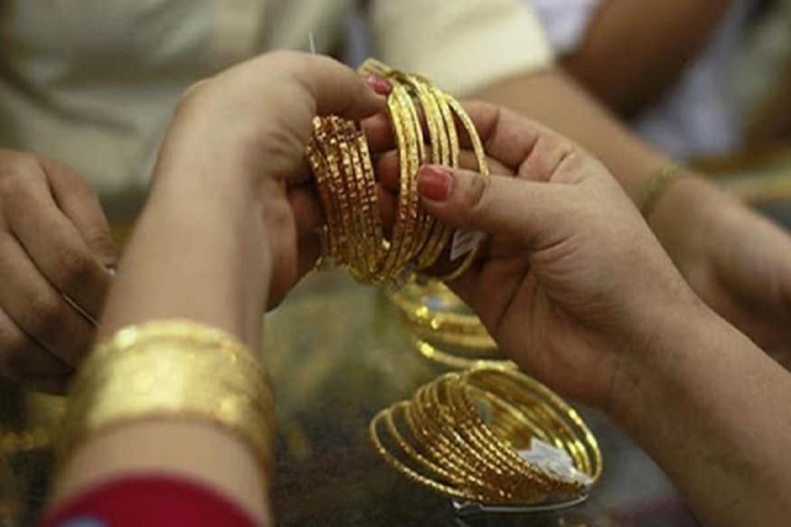 IBJA (India Bullion and Jewellers Association Ltd.)નું કહેવું છે કે અત્યારે સોનાનો ભાવ લગભગ 50,000 રૂપિયા પ્રતિ 10 ગ્રામની આસપાસ ટ્રેડ થઈ રહ્યું છે. જોકે, ટૂંક સમયમાં કોરોના વાયરસ ઉપર કાબૂ નહીં લેવાયો તો સોનાના ભાવ 2020ના અંત સુધીમાં 55,000 રૂપિયા પ્રતિ 10 ગ્રામ પહોંચી શકે છે. (પ્રતિકાત્મક તસવીર) IBJA (India Bullion and Jewellers Association Ltd.)નું કહેવું છે કે અત્યારે સોનાનો ભાવ લગભગ 50,000 રૂપિયા પ્રતિ 10 ગ્રામની આસપાસ ટ્રેડ થઈ રહ્યું છે. જોકે, ટૂંક સમયમાં કોરોના વાયરસ ઉપર કાબૂ નહીં લેવાયો તો સોનાના ભાવ 2020ના અંત સુધીમાં 55,000 રૂપિયા પ્રતિ 10 ગ્રામ પહોંચી શકે છે. (પ્રતિકાત્મક તસવીર)