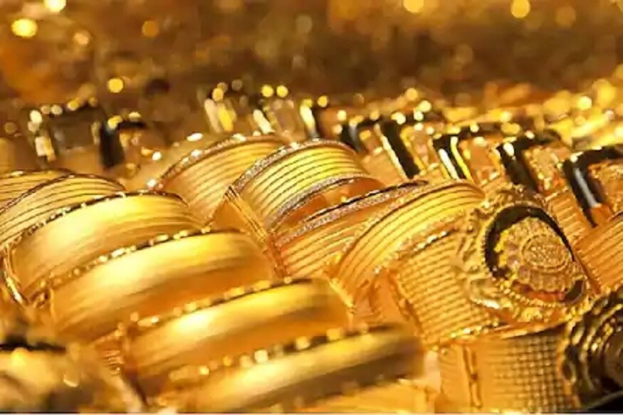 અમદાવાદમાં સોના-ચાંદીના ભાવ (Gold-Silver price in Ahmedabad) : અમદાવાદ સોના-ચાંદી બજારમાં આજે ગુરુવારે બંને કિંમતી ધાતુઓમાં નરમ વલણ જોવા મળ્યું હતું. જોકે, દિવસ દરમિયાના કારોબાર બાદ ચાંદીમાં કિલો દીઠ 800 રૂપિયાનો ઘટાડો થતાં ચાંદી ચોરસાનો ભાવ 52,700 રૂપિયા અને ચાંદુ રુપુંનો ભાવ રૂ. 52,500ની સપાટીએ બંધ રહ્યું હતું. (પ્રતિકાત્મક તસવીર) અમદાવાદમાં સોના-ચાંદીના ભાવ (Gold-Silver price in Ahmedabad) : અમદાવાદ સોના-ચાંદી બજારમાં આજે ગુરુવારે બંને કિંમતી ધાતુઓમાં નરમ વલણ જોવા મળ્યું હતું. જોકે, દિવસ દરમિયાના કારોબાર બાદ ચાંદીમાં કિલો દીઠ 800 રૂપિયાનો ઘટાડો થતાં ચાંદી ચોરસાનો ભાવ 52,700 રૂપિયા અને ચાંદુ રુપુંનો ભાવ રૂ. 52,500ની સપાટીએ બંધ રહ્યું હતું. (પ્રતિકાત્મક તસવીર)