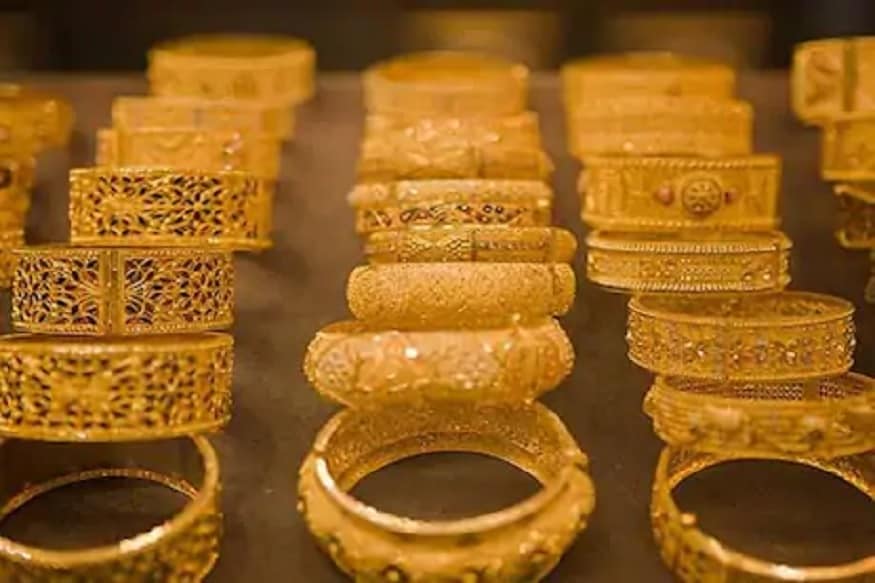 દિલ્હીમાં સોના-ચાંદીના ભાવ (Gold-Silver price in Delhi) : HDFC સિક્યોરિટીના જણાવ્યા પ્રમાણે દિલ્હી સરાફા બજારમાં 99.9 સોનાના ભાવ ઘટતા 10 ગ્રામ સોનાનો ભાવ 49,986 રૂપિયા રહ્યો હતો. બુધવારે 10 ગ્રામ સોનાનો ભાવ 50,018 રહ્યો હતો. જ્યારે એક કિલો ચાંદીનો ભાવ 53,934 રૂપિાયના સ્તરે બંધ રહ્યો હતો. જેમાં પાછલા બંધ ભાવમાં 124 રૂપિયાનો ઘટાડો નોંધાયો હતો. (પ્રતિકાત્મક તસવીર) દિલ્હીમાં સોના-ચાંદીના ભાવ (Gold-Silver price in Delhi) : HDFC સિક્યોરિટીના જણાવ્યા પ્રમાણે દિલ્હી સરાફા બજારમાં 99.9 સોનાના ભાવ ઘટતા 10 ગ્રામ સોનાનો ભાવ 49,986 રૂપિયા રહ્યો હતો. બુધવારે 10 ગ્રામ સોનાનો ભાવ 50,018 રહ્યો હતો. જ્યારે એક કિલો ચાંદીનો ભાવ 53,934 રૂપિાયના સ્તરે બંધ રહ્યો હતો. જેમાં પાછલા બંધ ભાવમાં 124 રૂપિયાનો ઘટાડો નોંધાયો હતો. (પ્રતિકાત્મક તસવીર)